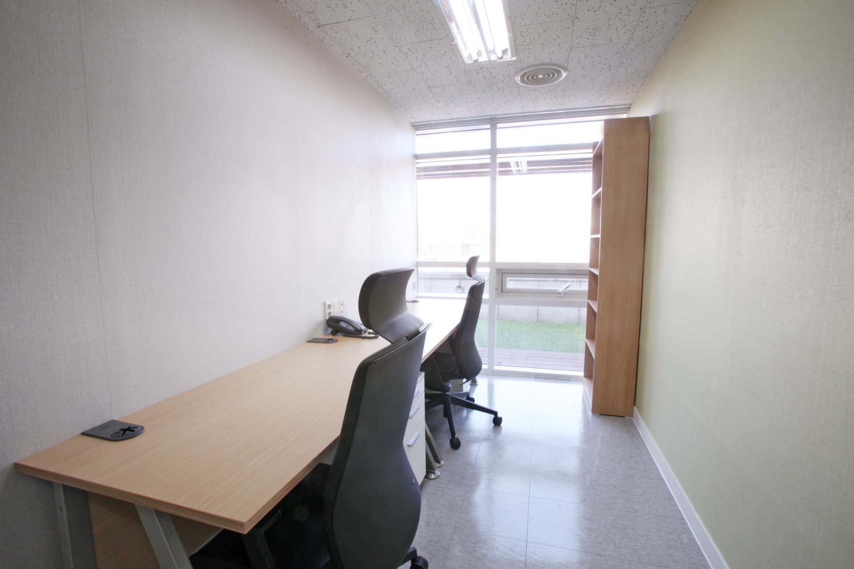 Private office  2 desks