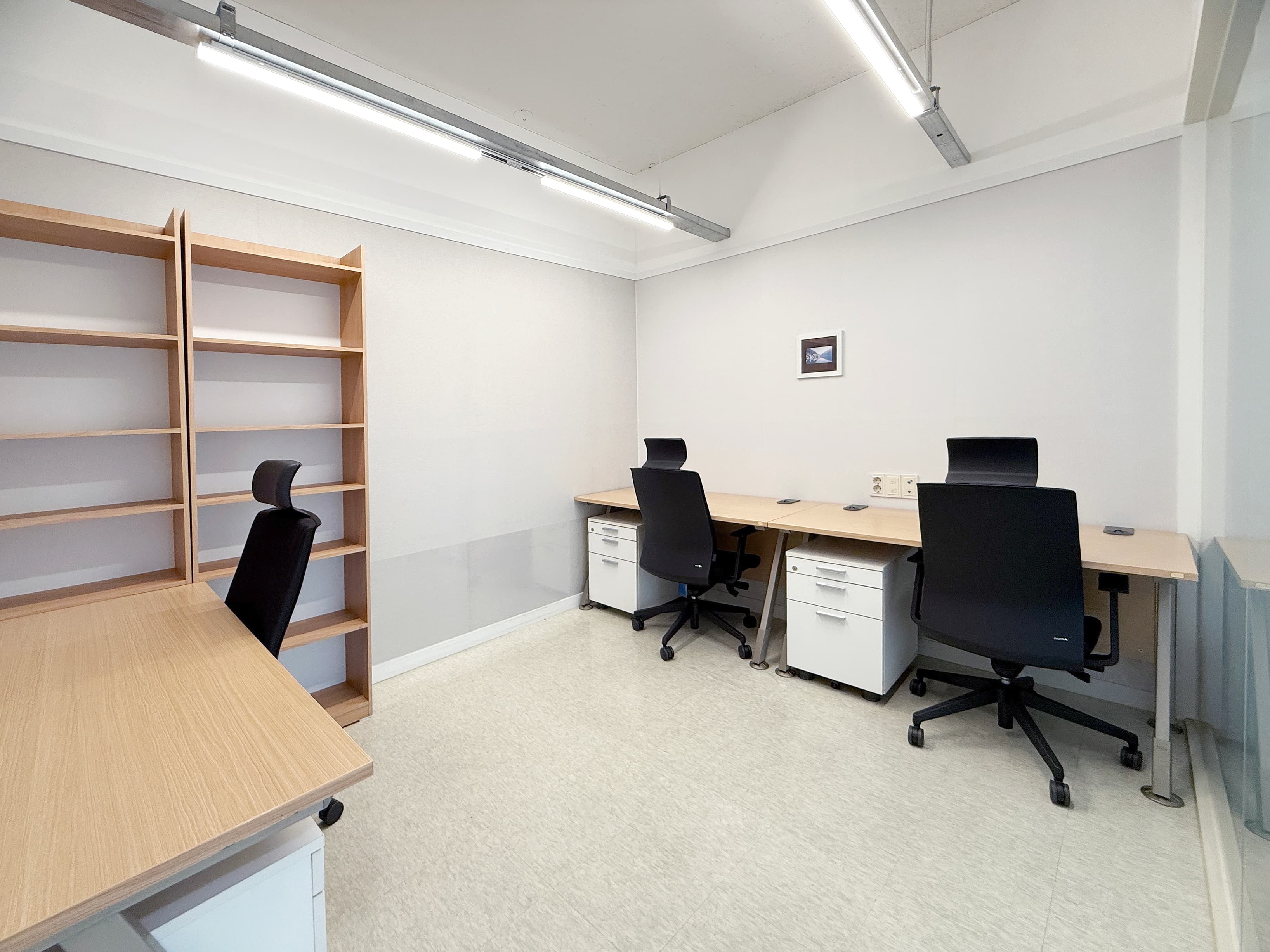 Private office 3 desks inside