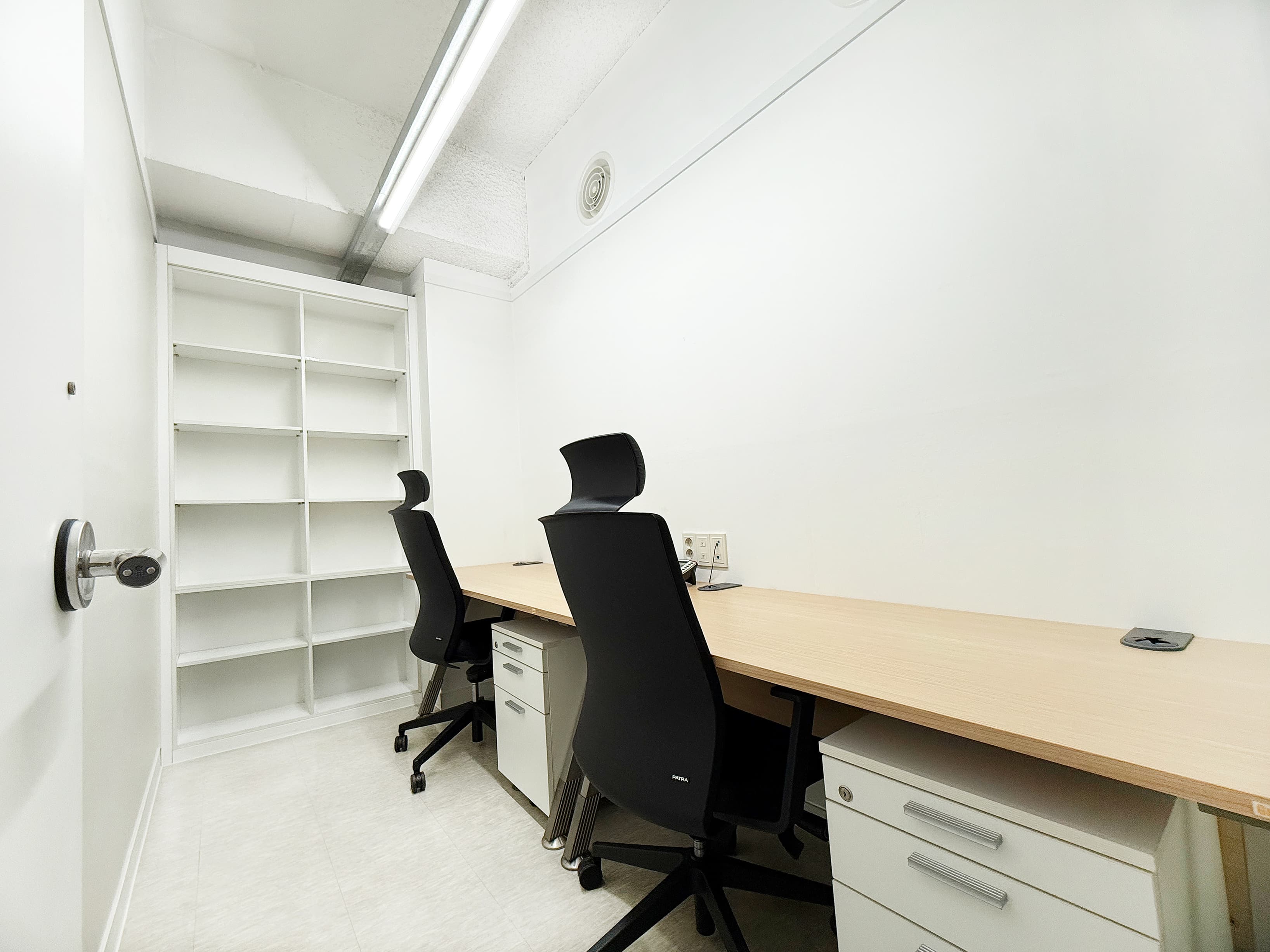 Private office 2 deks inside