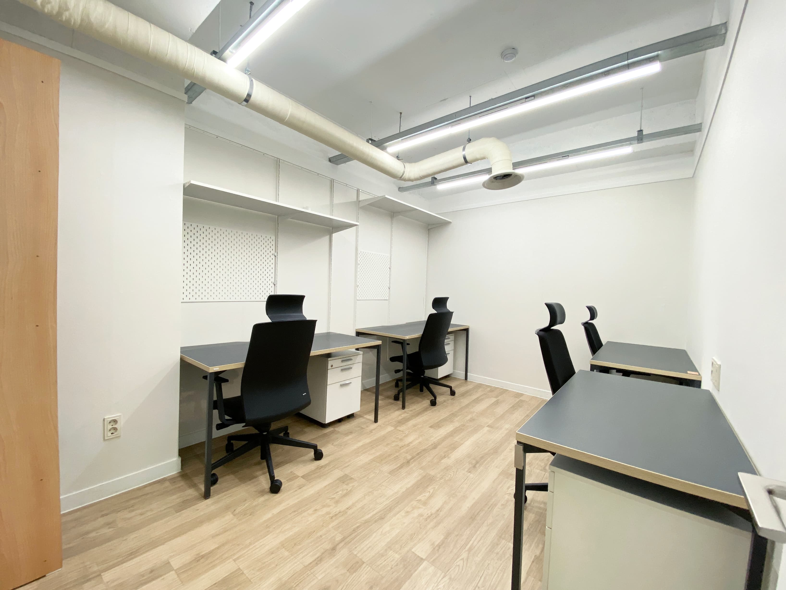 Private office 4 desks inside