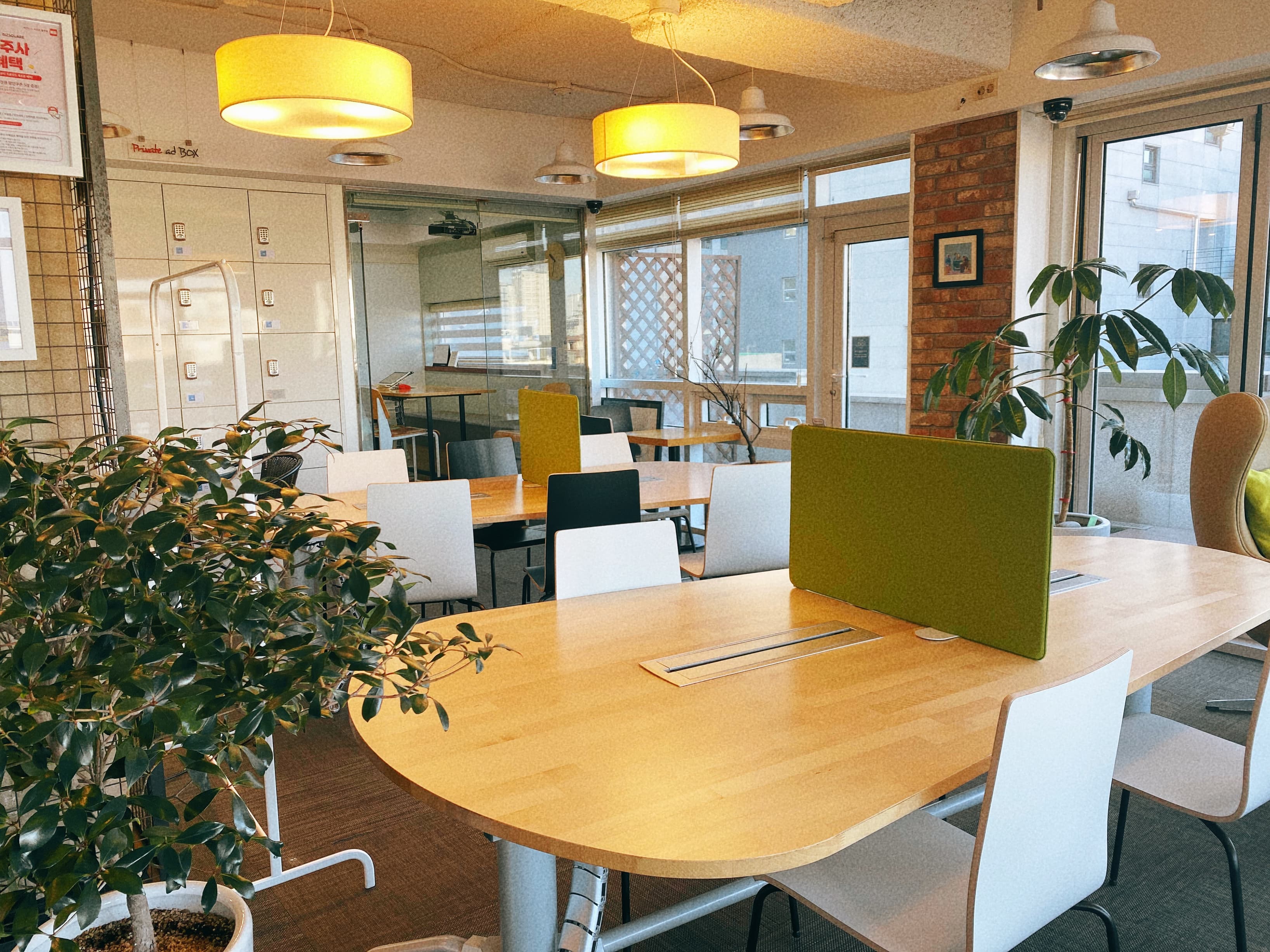 Common-desk co-working space