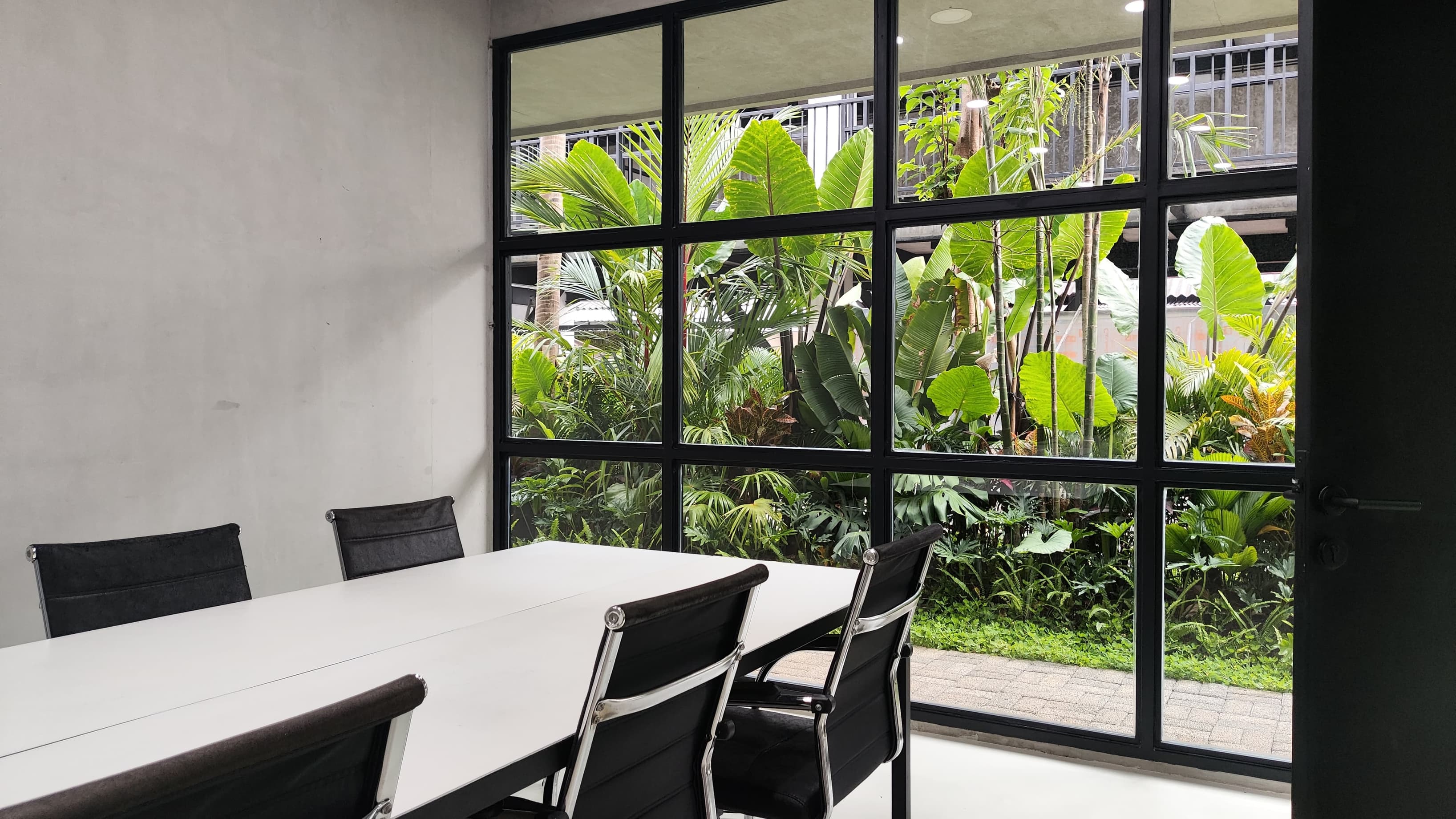 Meeting room with garden view