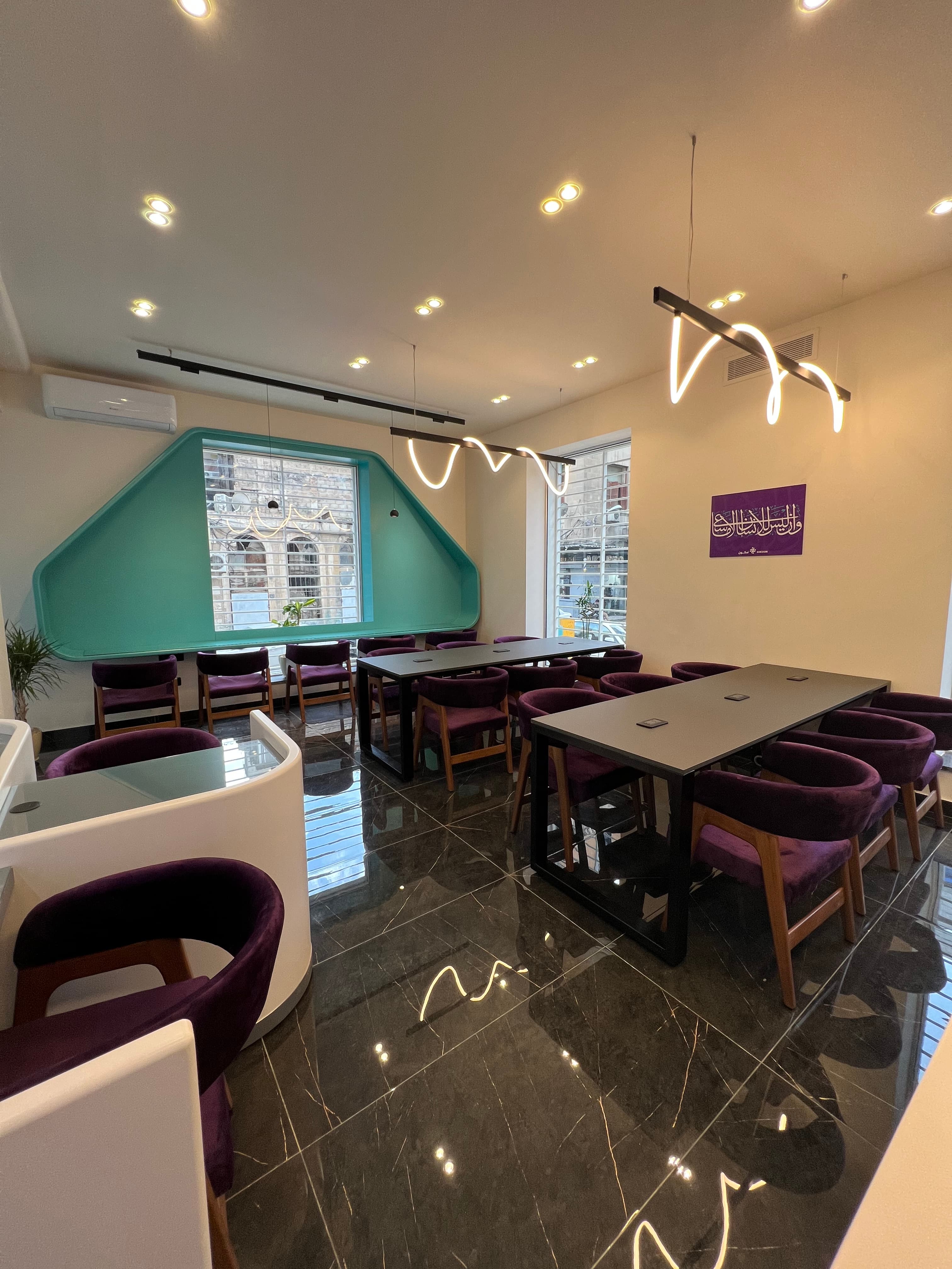 Cozy lounge corners for short breaks and informal meetings.
