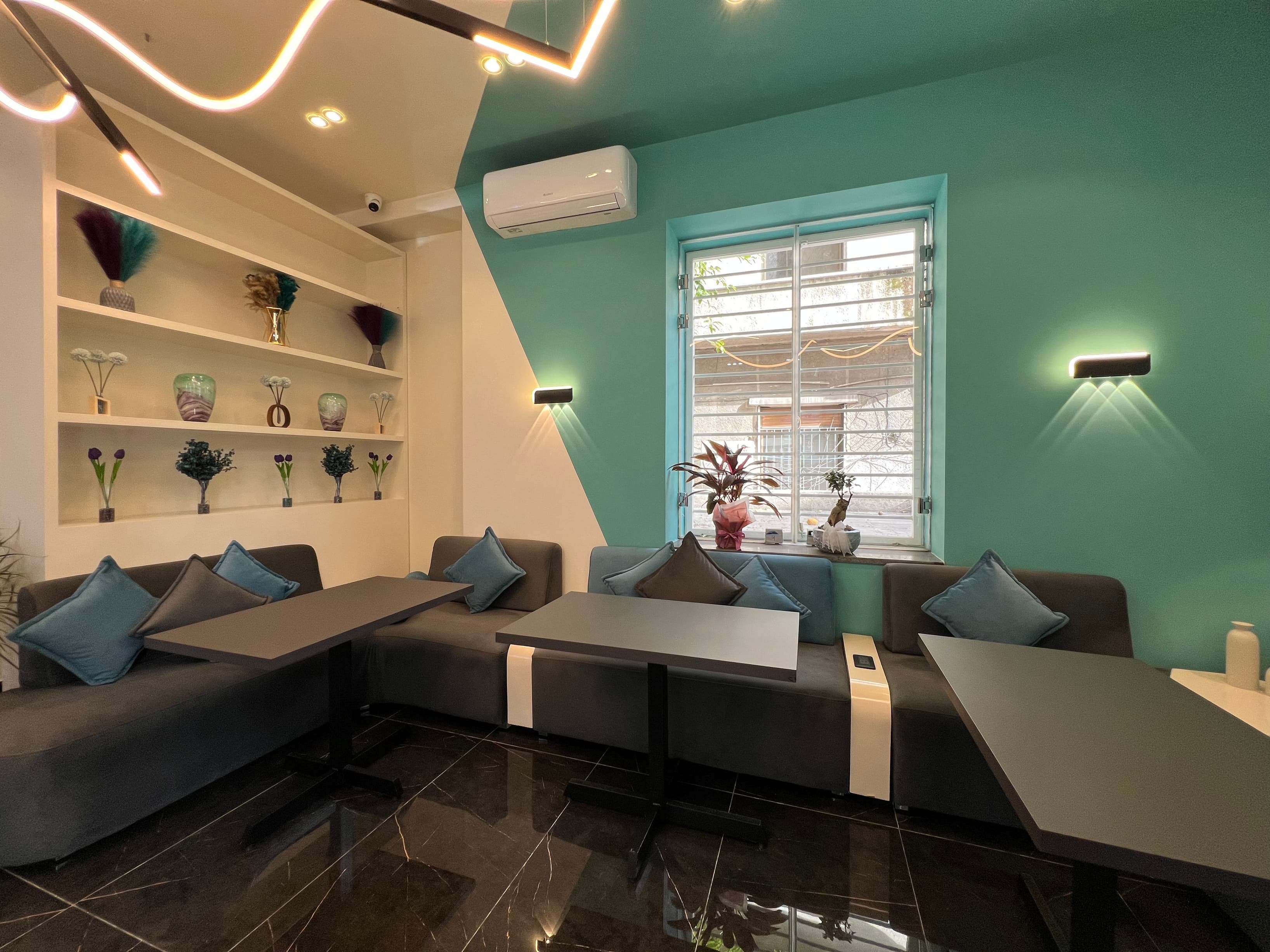 Open-plan areas that encourage creativity while maintaining a calm environment.