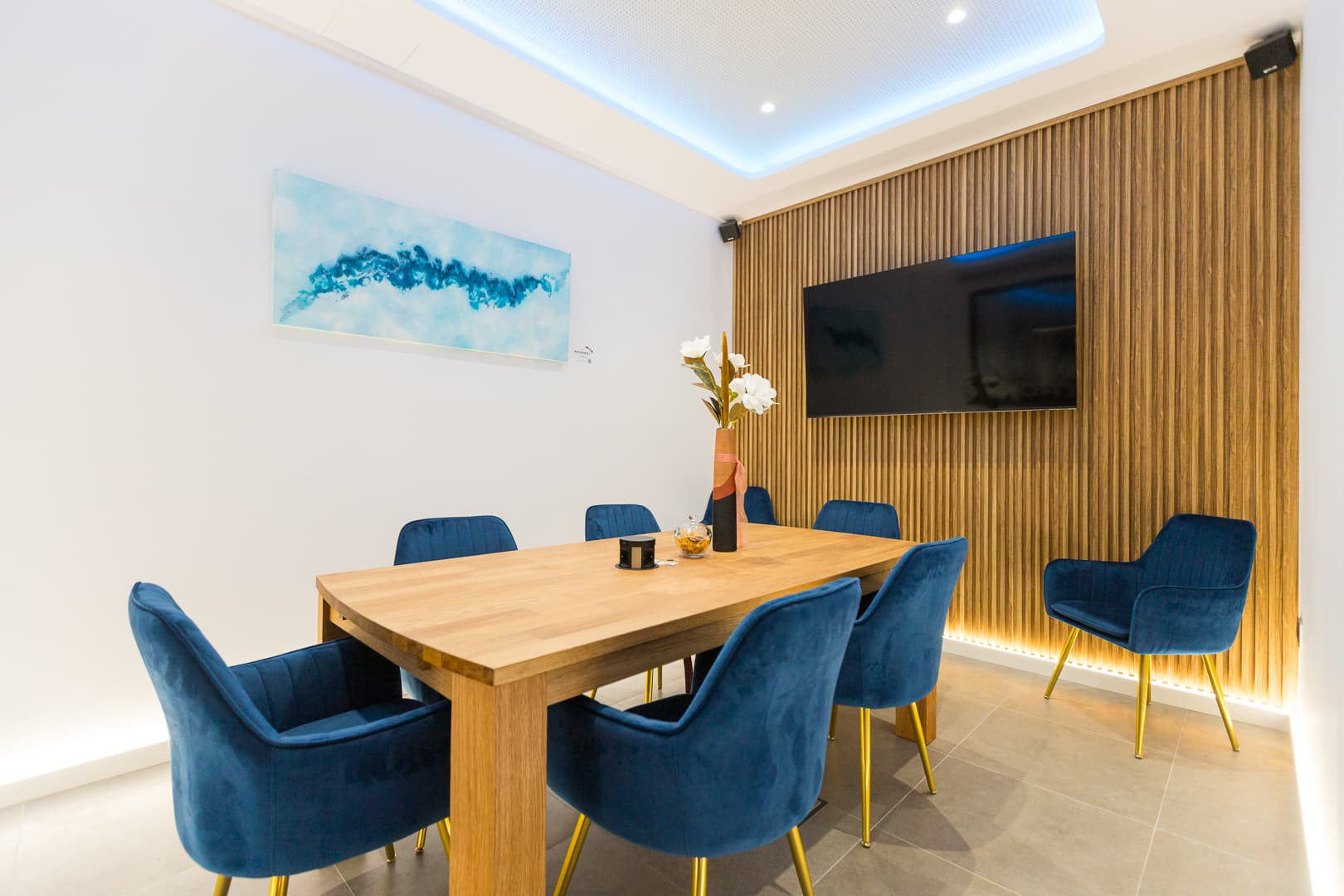 sala de reuniones con conexiones desde la mesa a la tv