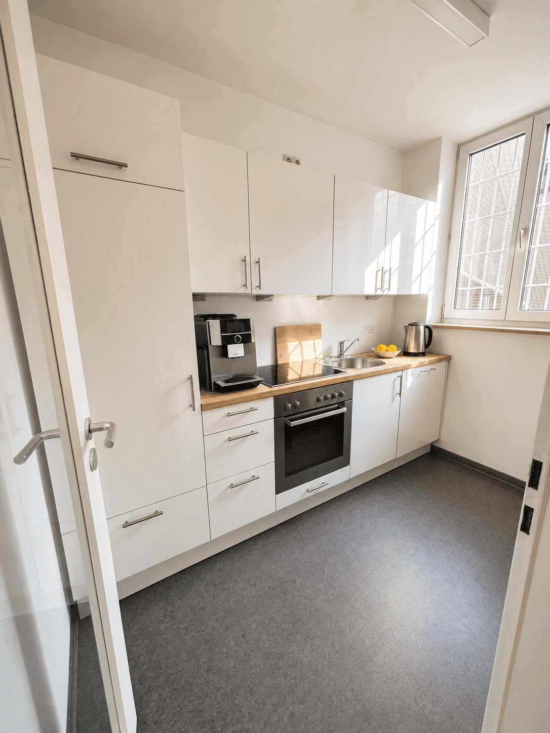A sunny, fully equipped kitchen, ideal for coffee breaks and casual chats with the team.