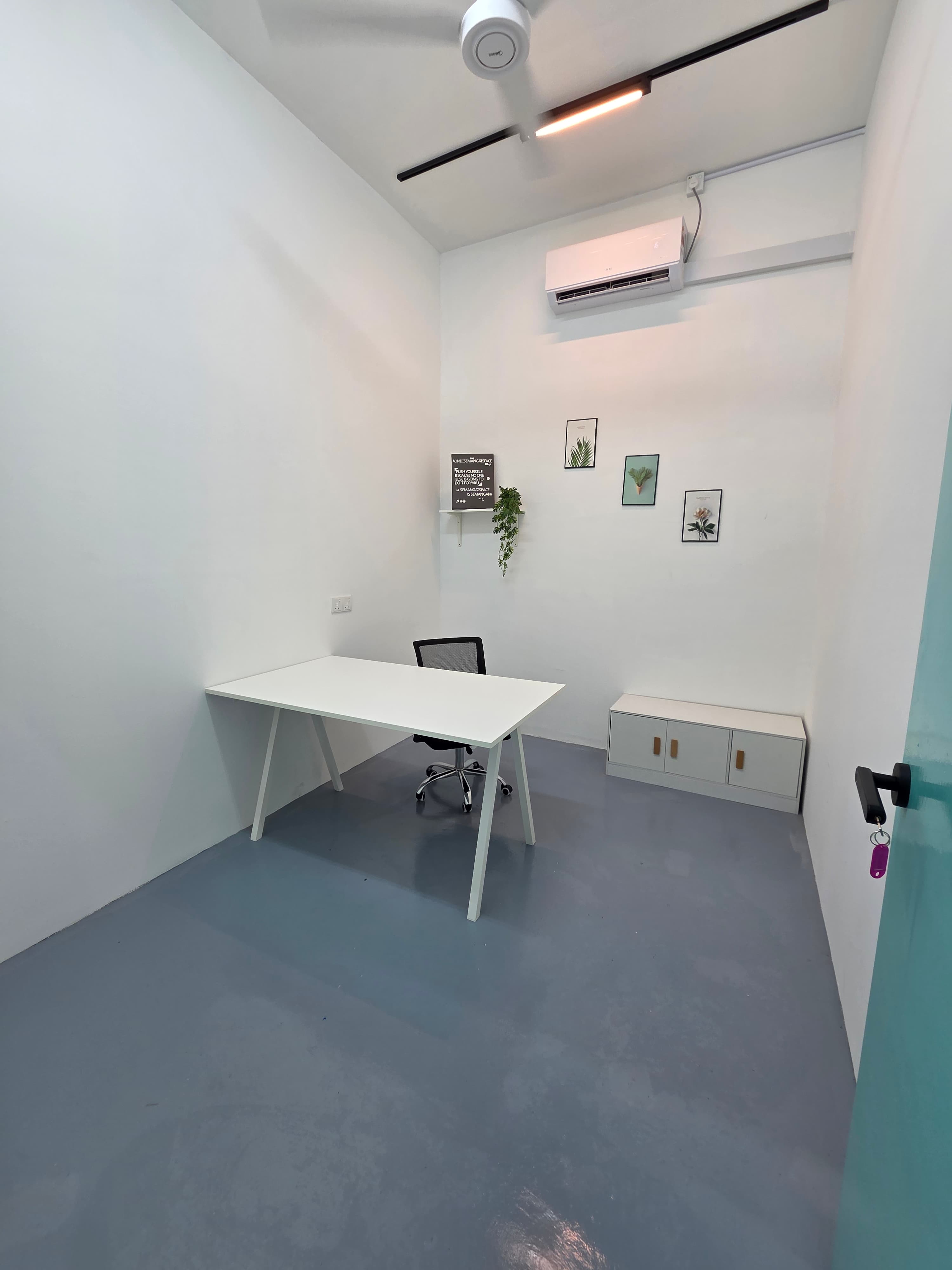 Office Room 5 (suitable for 2 pax)