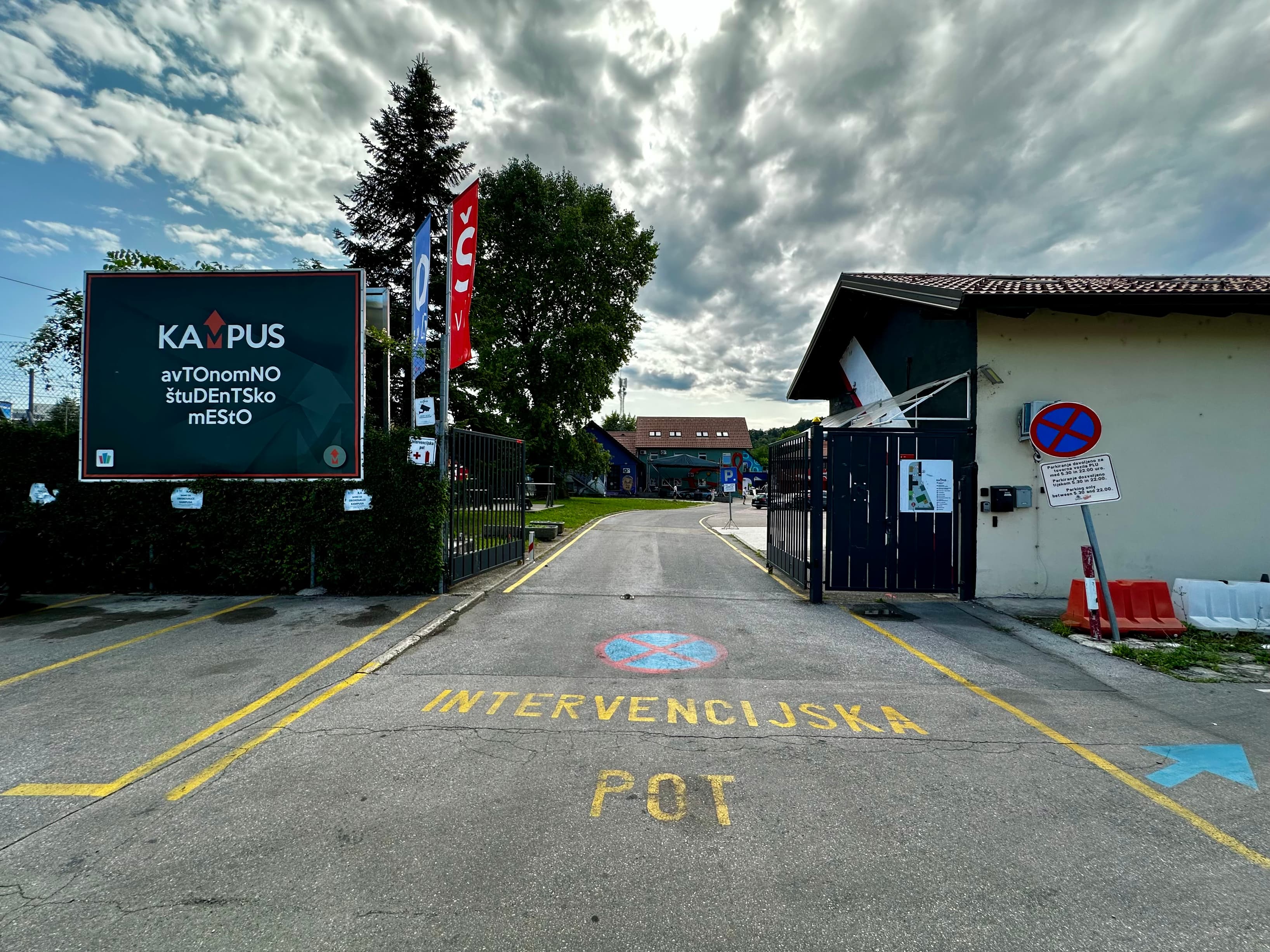 Entrance to the property - parking. Entrance to the property - parking.