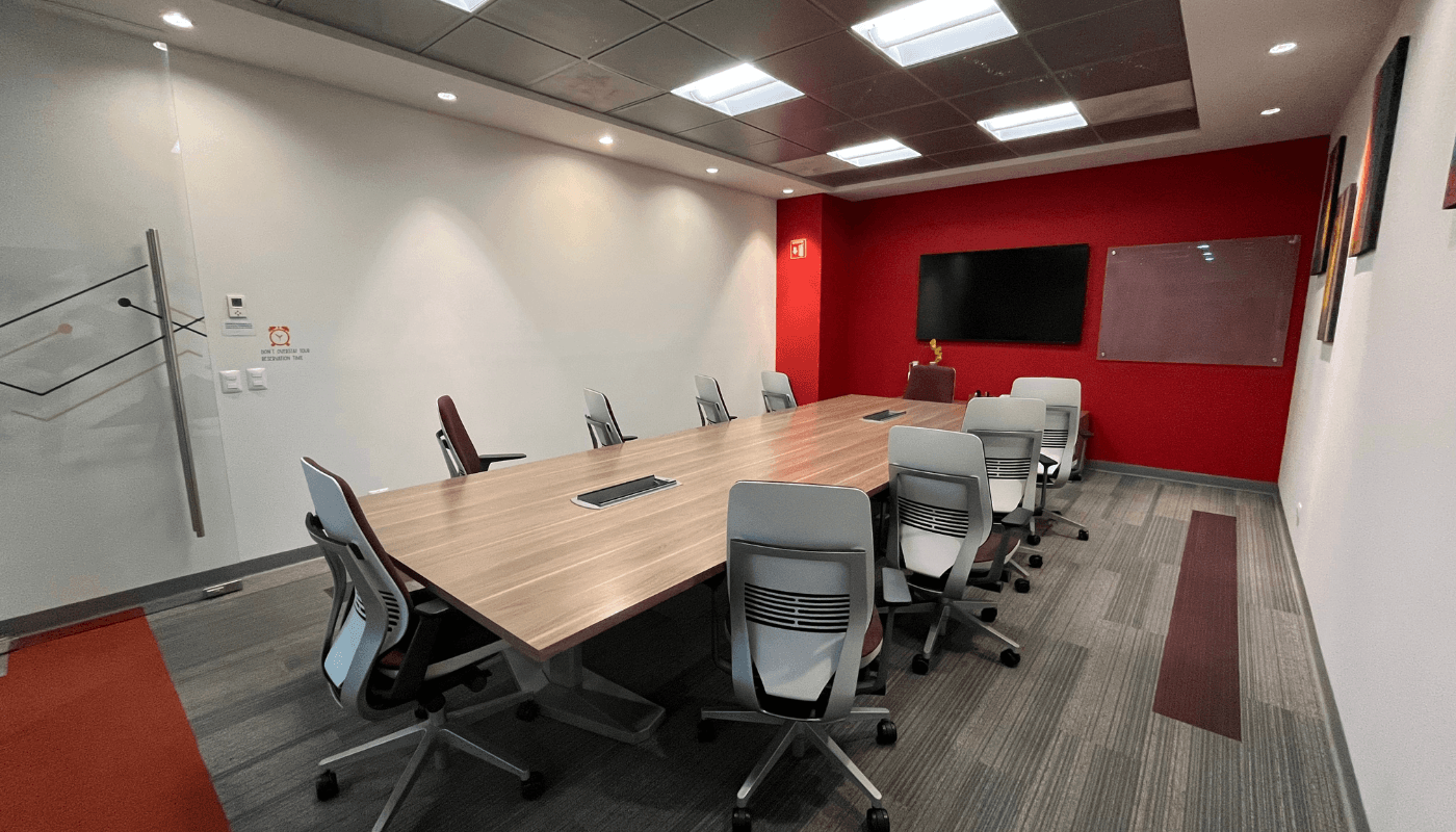 Proyecta una imagen profesional a tus clientes en nuestras Salas de Junta, equipadas para reuniones exitosas y productivas.