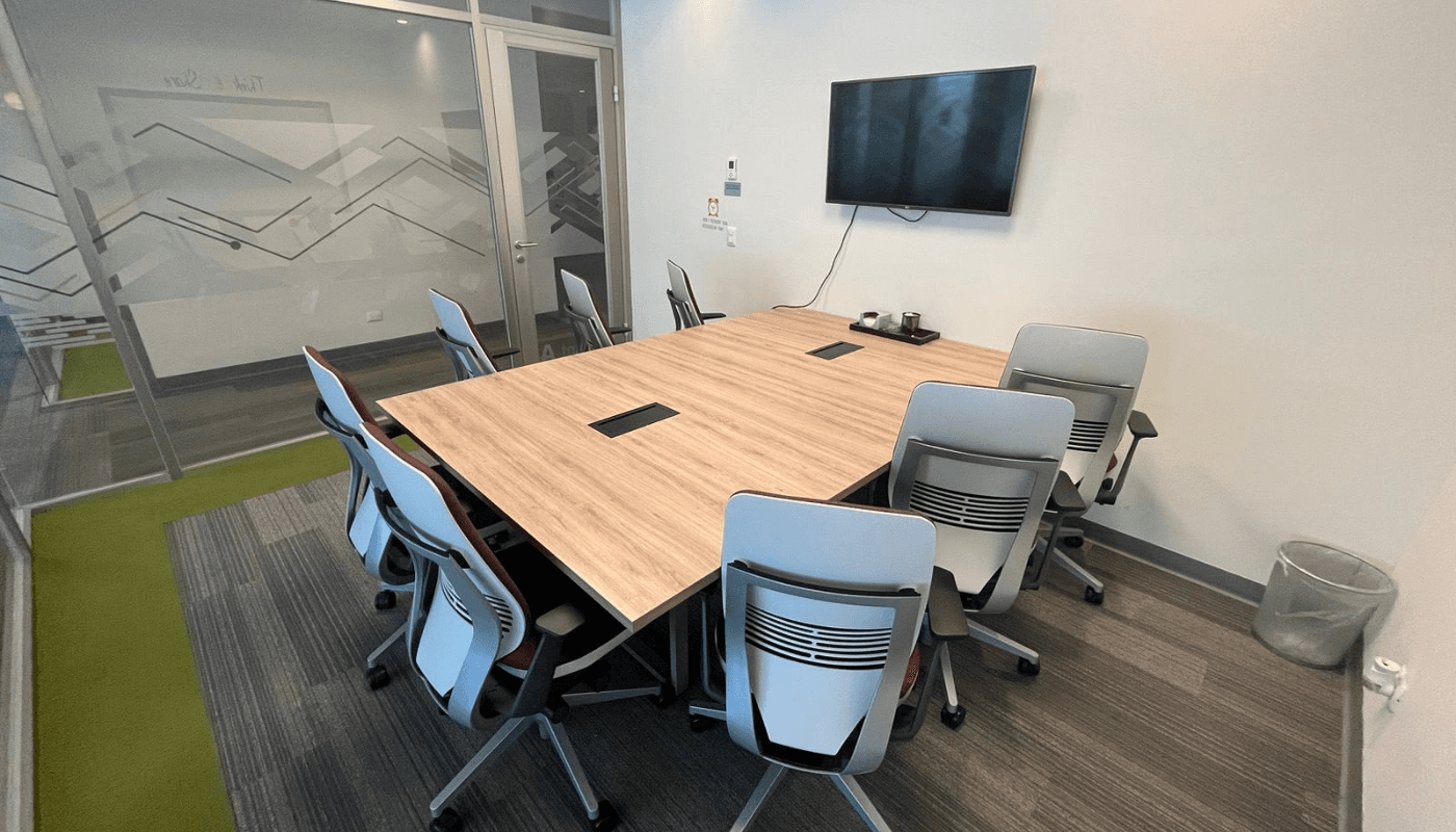 Proyecta una imagen profesional a tus clientes en nuestras Salas de Junta, equipadas para reuniones exitosas y productivas.