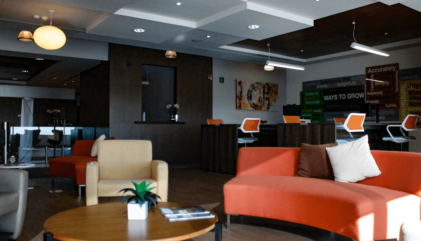 Espacios de trabajo cómodos y equipados.