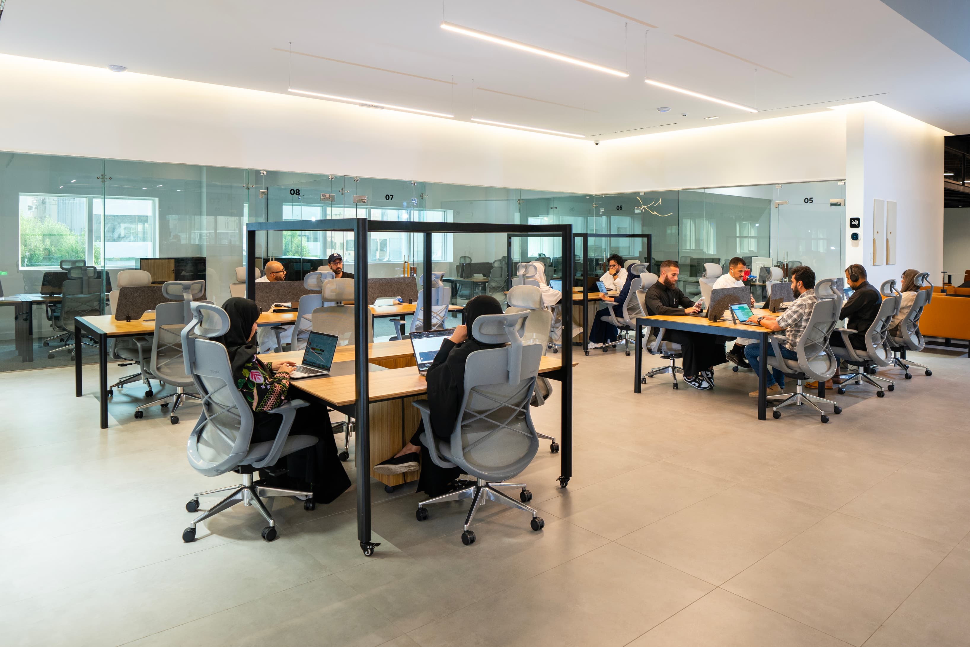 Flexible Office Layout: A view of a workspace with several desks arranged for individual or team use, highlighting a professi Flexible Office Layout: A view of a workspace with several desks arranged for individual or team use, highlighting a professi