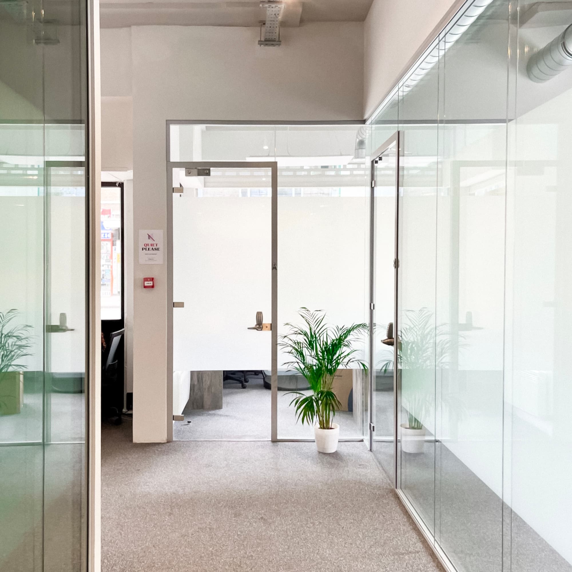Office room to rent. 24/7 access, all bills paid.
