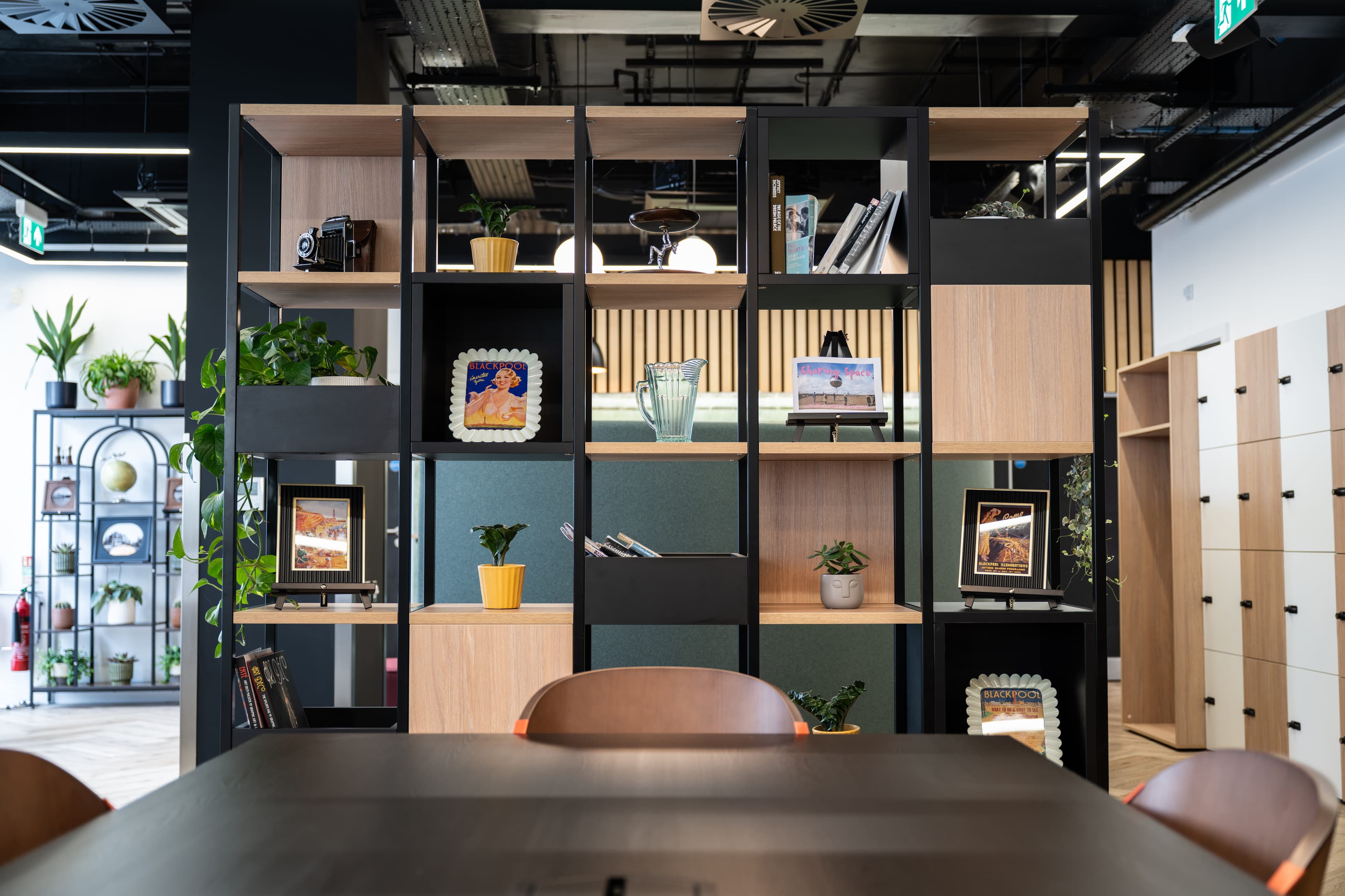 Co-working Feature Shelf