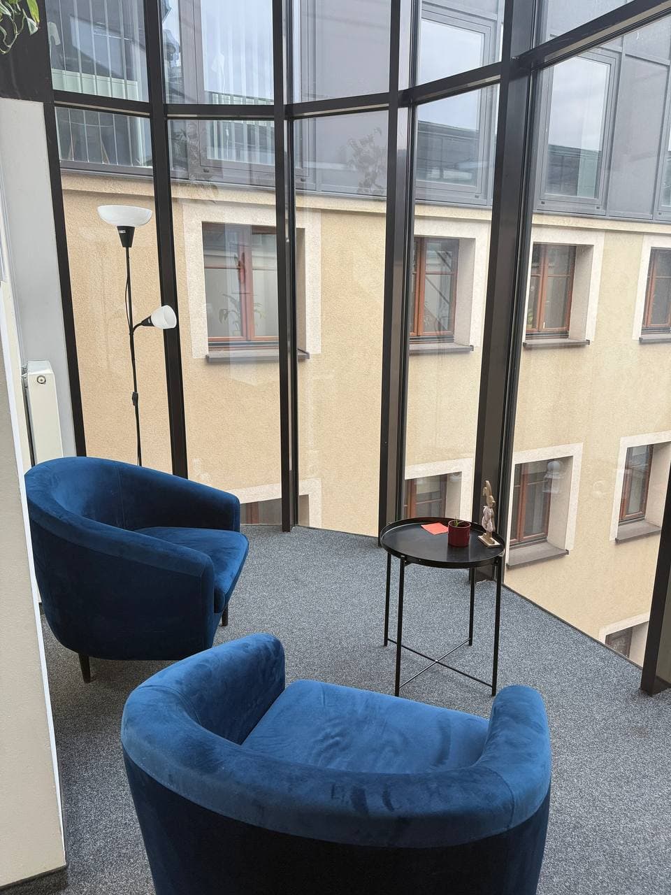 Comfortable armchairs for relaxing or informal networking