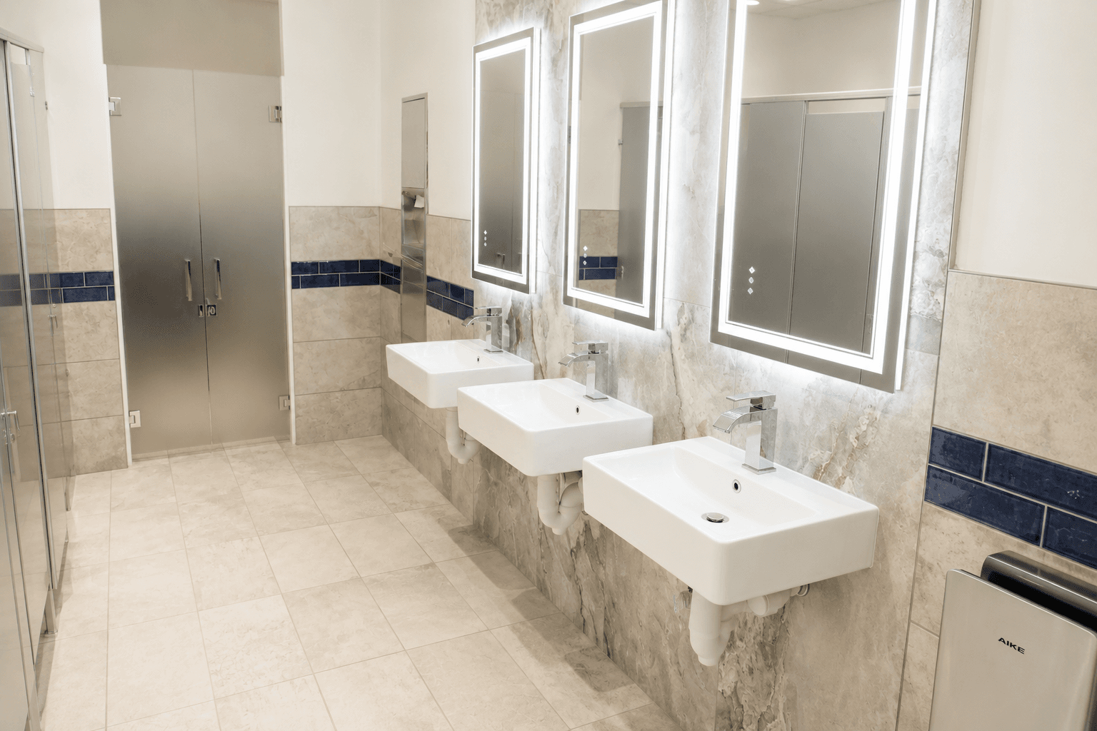 Bathroom w/shower Bathroom w/shower