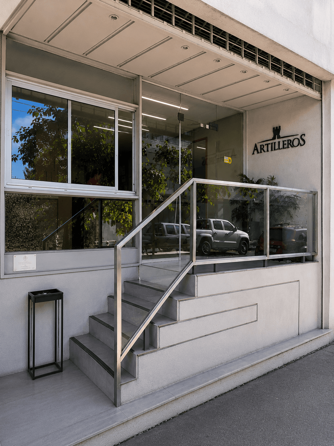 La sede cuenta con un acceso moderno y jerarquizado, diseñado para brindar una experiencia profesional desde el ingreso. Los 