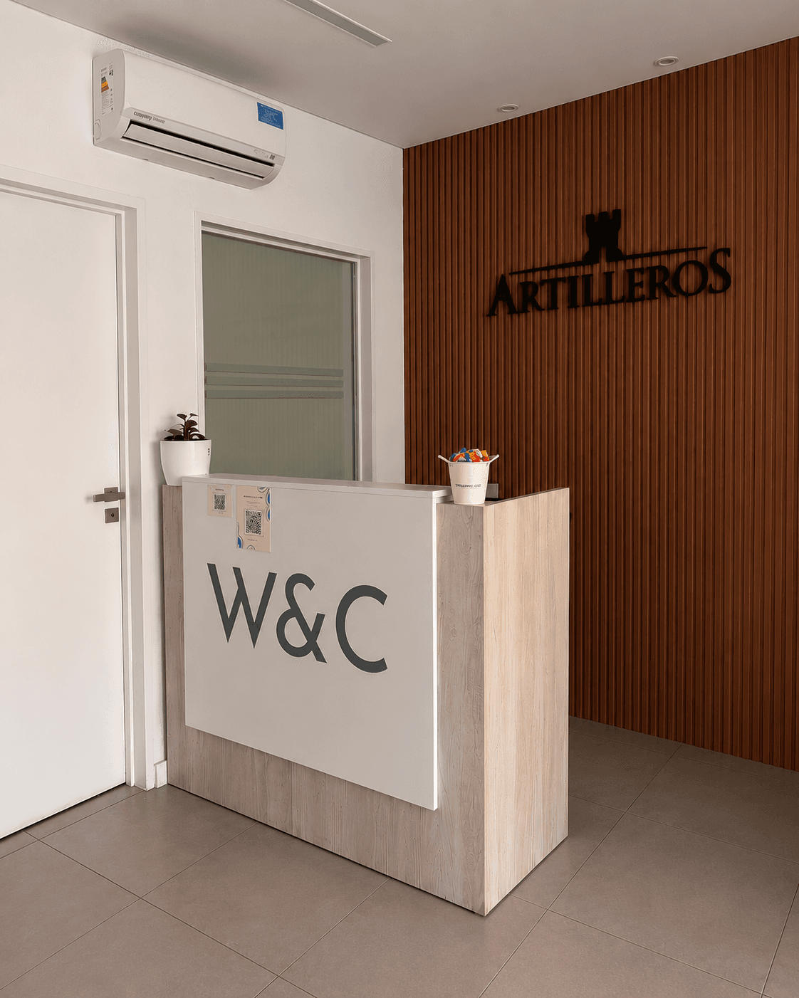 La recepción complementa el espacio con un entorno funcional y elegante, ideal para la recepción de clientes, reuniones y din