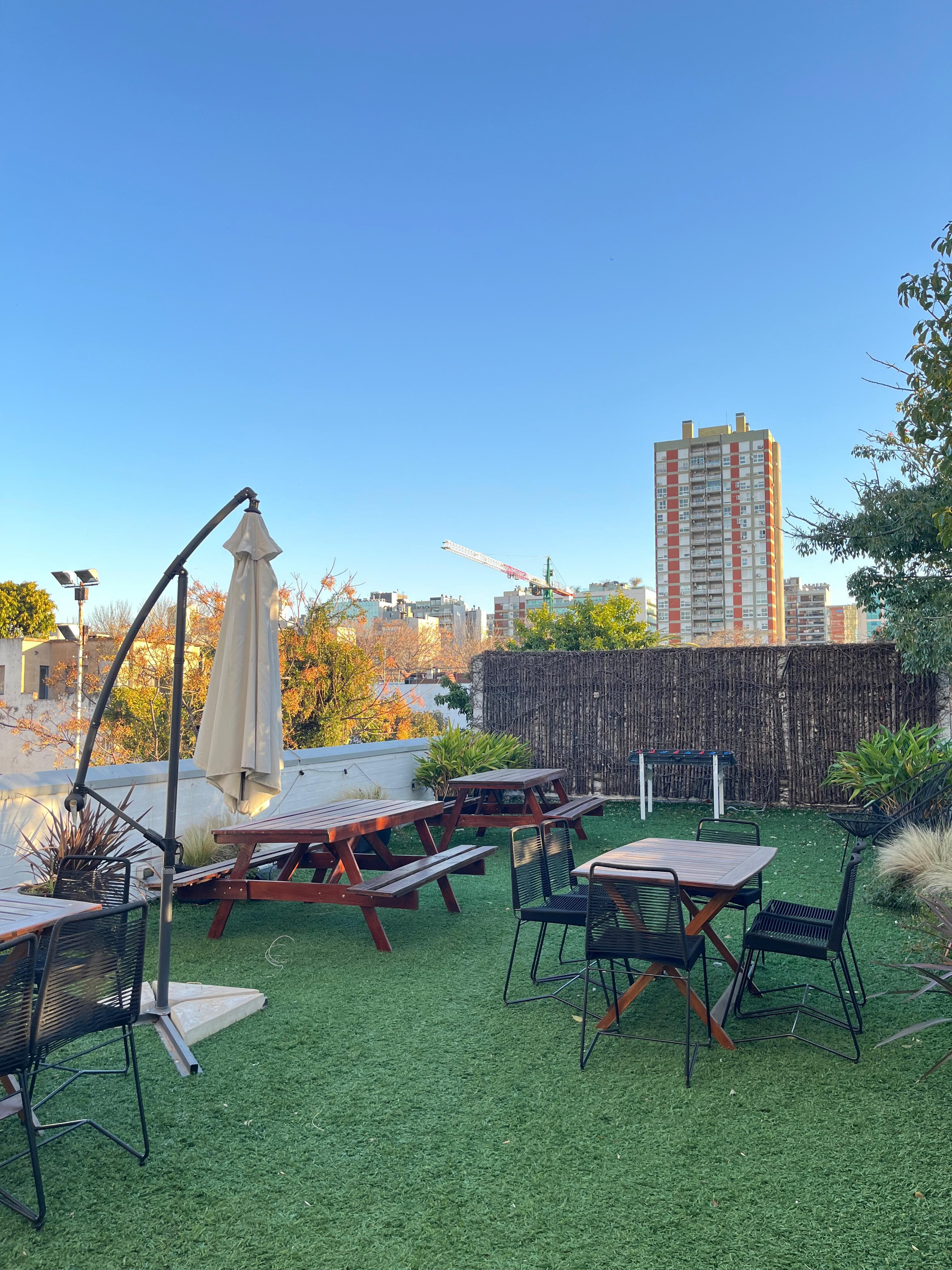 La sede cuenta además con una terraza de uso común, equipada con mobiliario exterior y espacios verdes, ideal para reuniones 