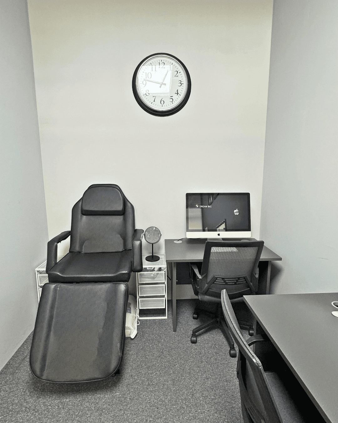 Beauty treatment room to rent in NW3. Bed, LED lamp, mirror & trolley included. 24/7 access, all bills paid.