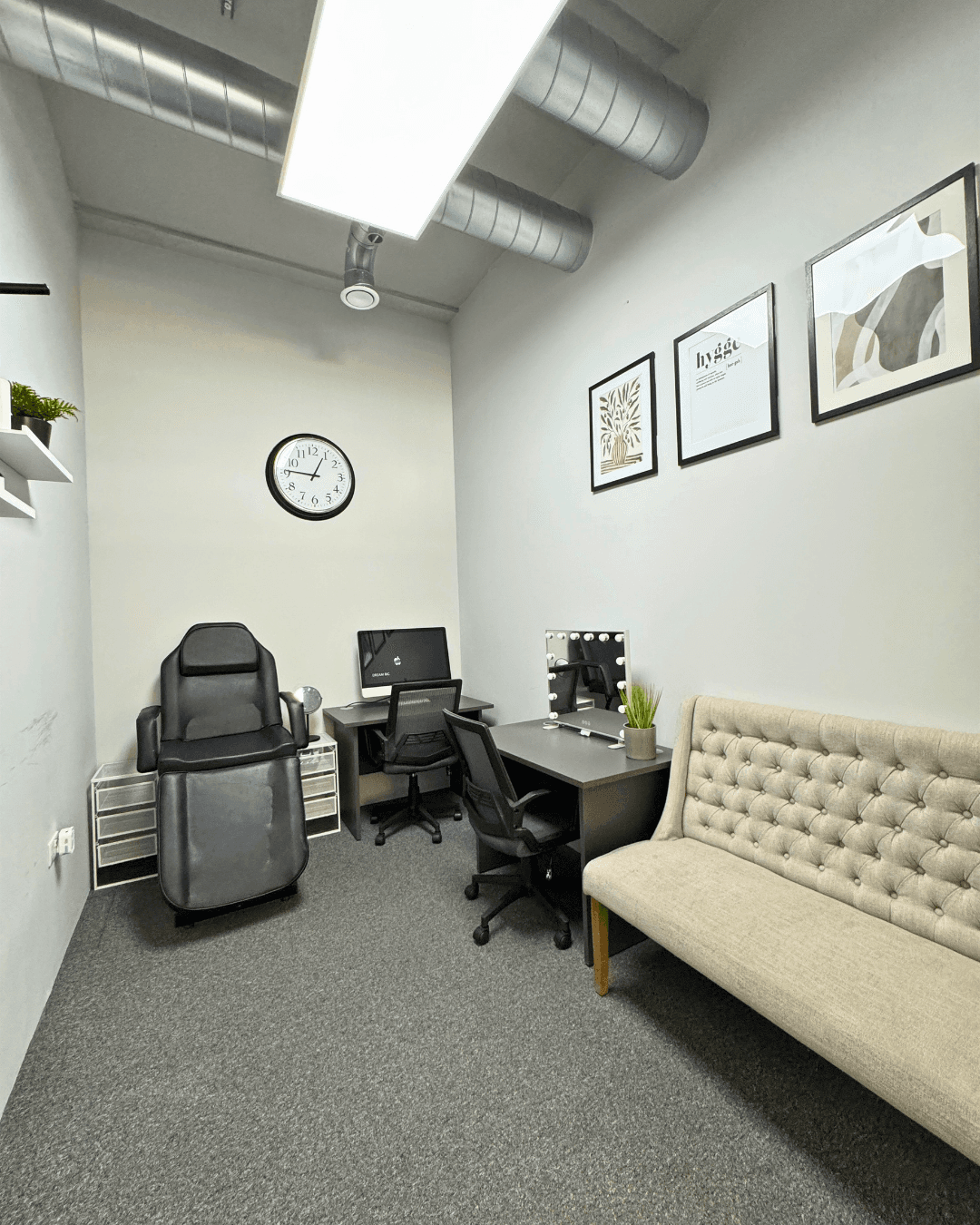 Beauty treatment room to rent in NW3. Bed, LED lamp, mirror & trolley included. 24/7 access, all bills paid.