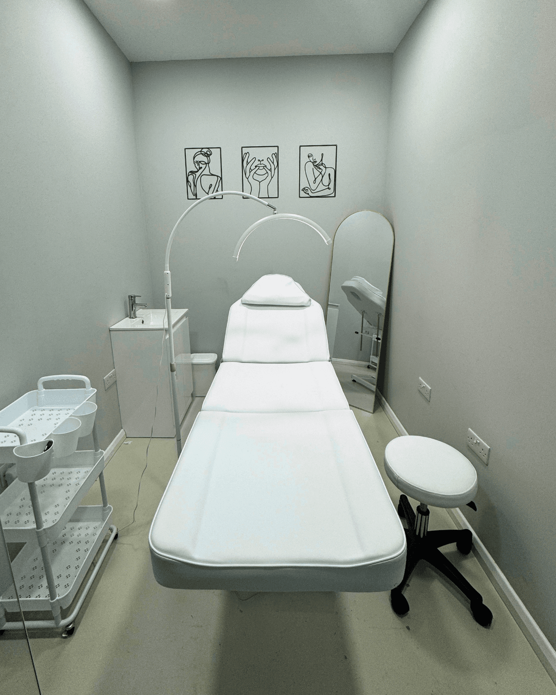 Beauty treatment room to rent in NW3. Bed, LED lamp, mirror & trolley included. 24/7 access, all bills paid.