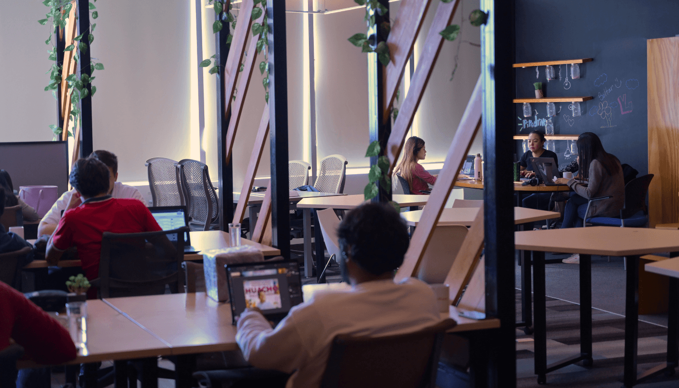 Espacios de trabajo cómodos y equipados.