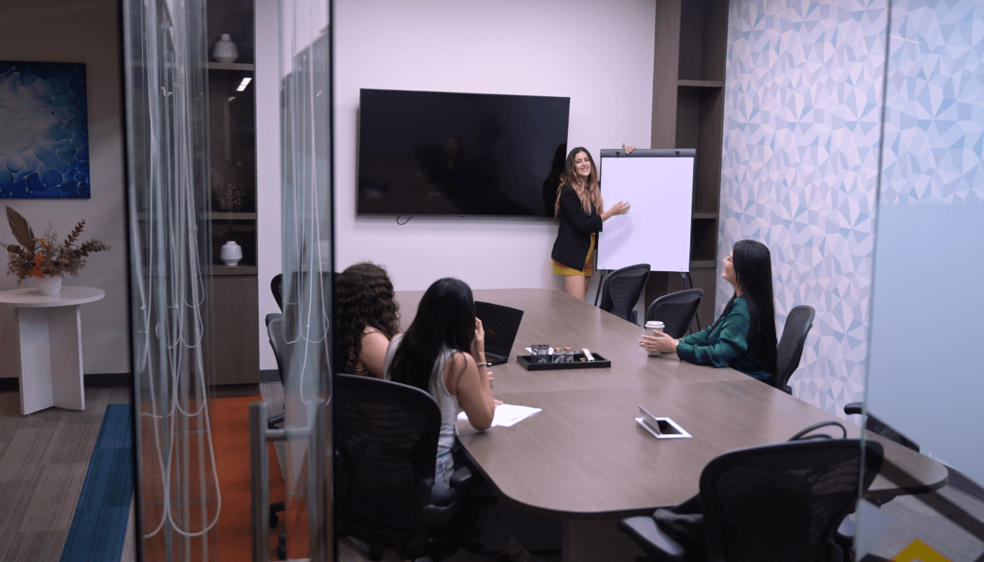 Proyecta una imagen profesional a tus clientes en nuestras Salas de Junta, equipadas para reuniones exitosas y productivas.