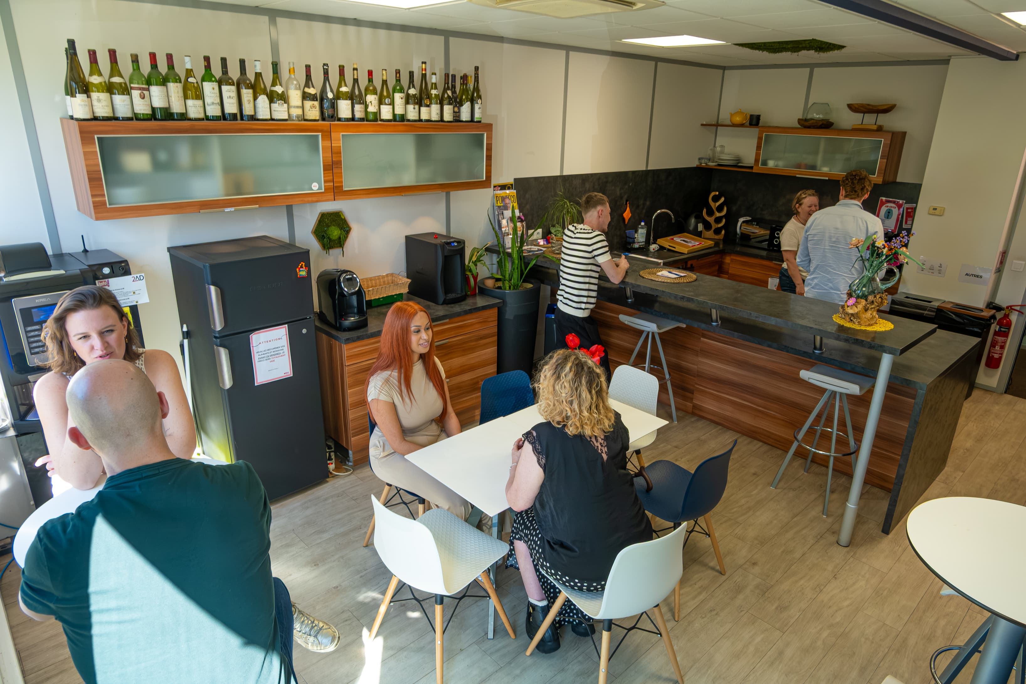 Espace détente et cuisine principale 