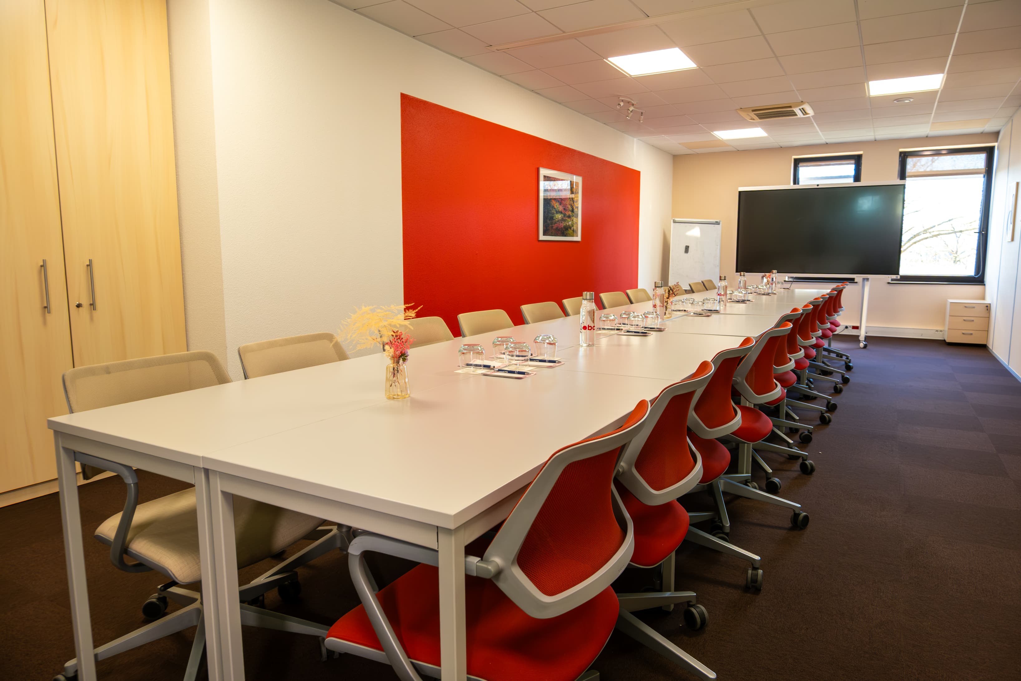 Salle Corail, pouvant accueillir jusqu'à 50 personnes, espace modulable selon le besoin.