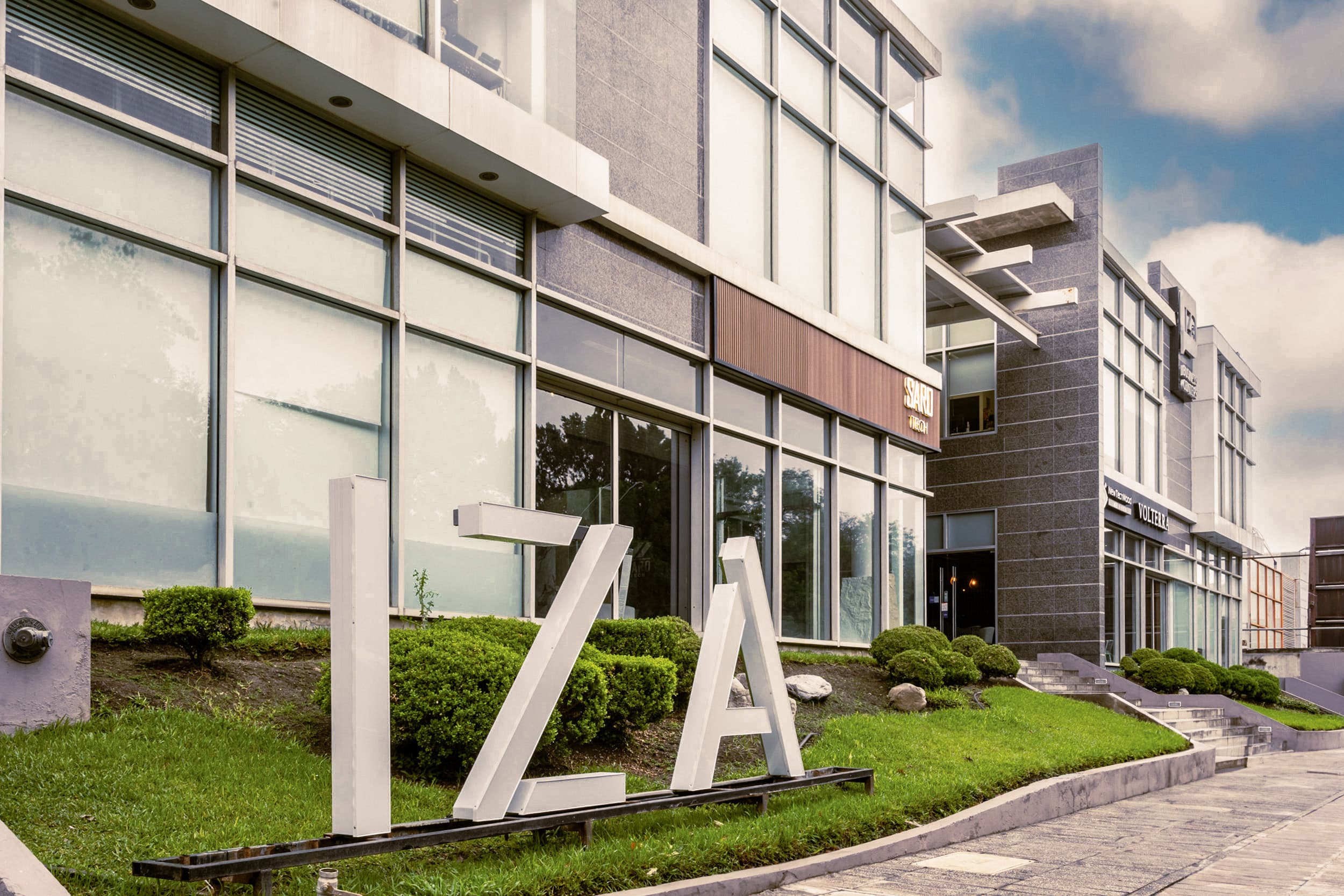 Our IZA BC Calzada center is located on one of San Pedro Garza García's most iconic avenues, Calzada del Valle.