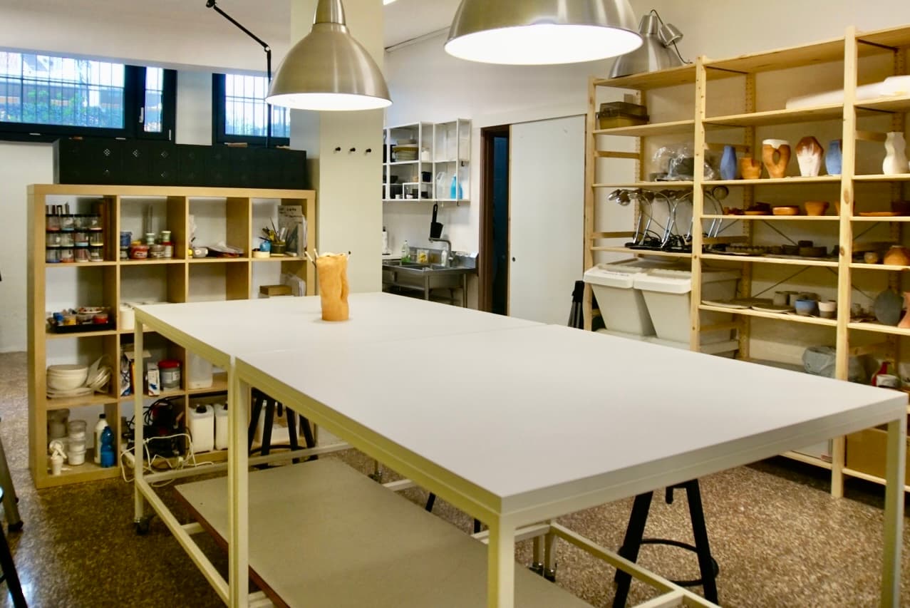 COWORKING AREA.. STANDING DESK