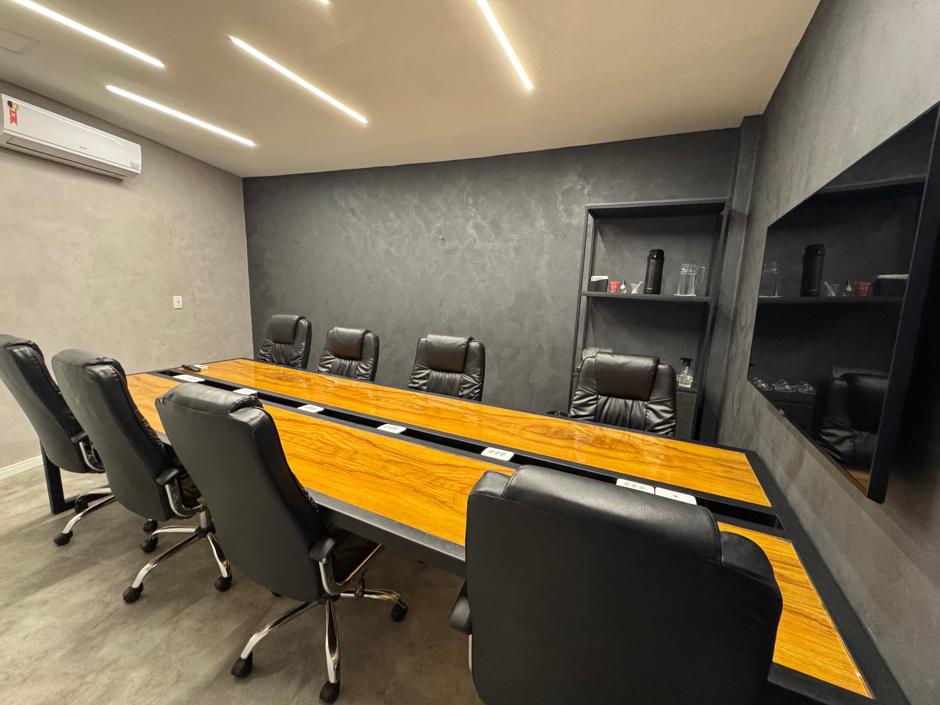 Sala de Reunião para até 8 pessoas Sala de Reunião para até 8 pessoas