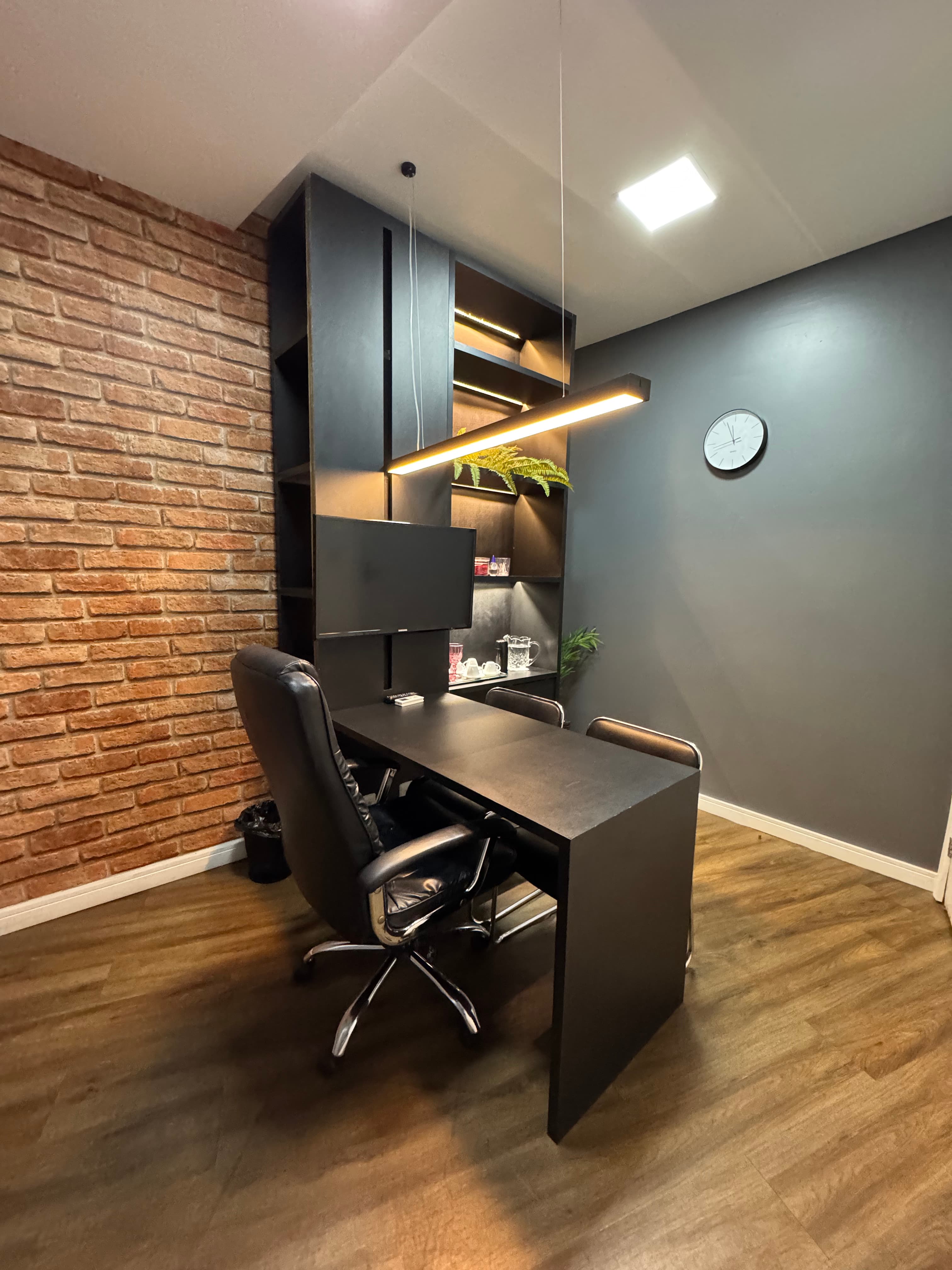 Sala de Atendimento para até 3 pessoas Sala de Atendimento para até 3 pessoas