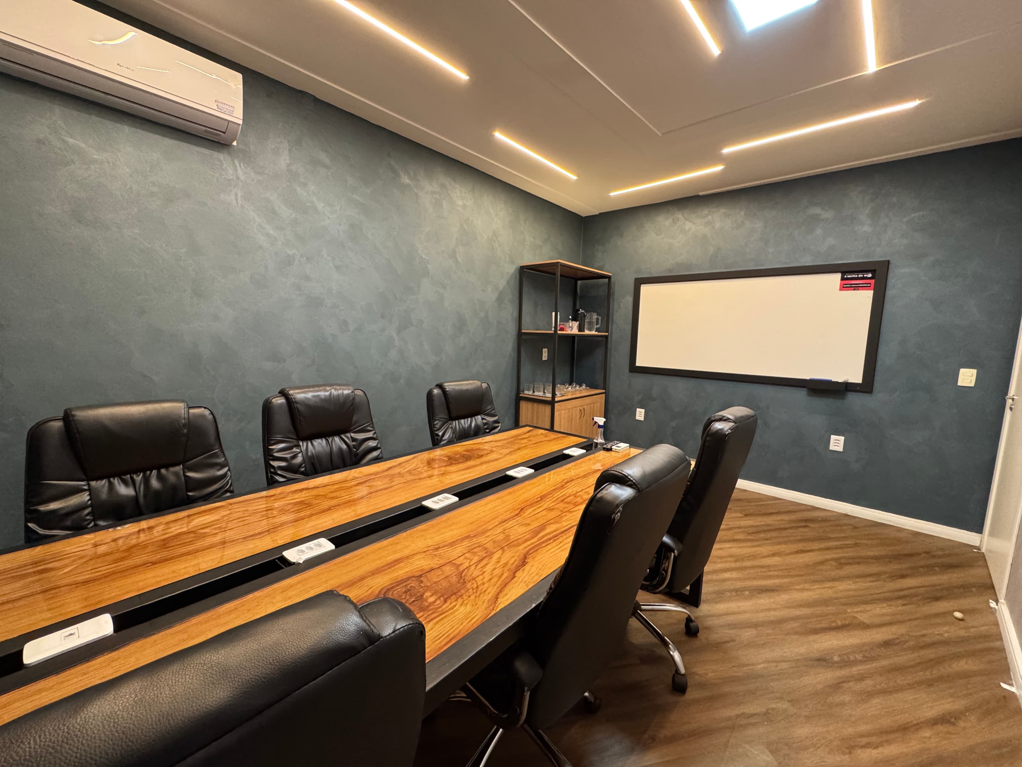 Sala de Reunião para até 6 pessoas Sala de Reunião para até 6 pessoas