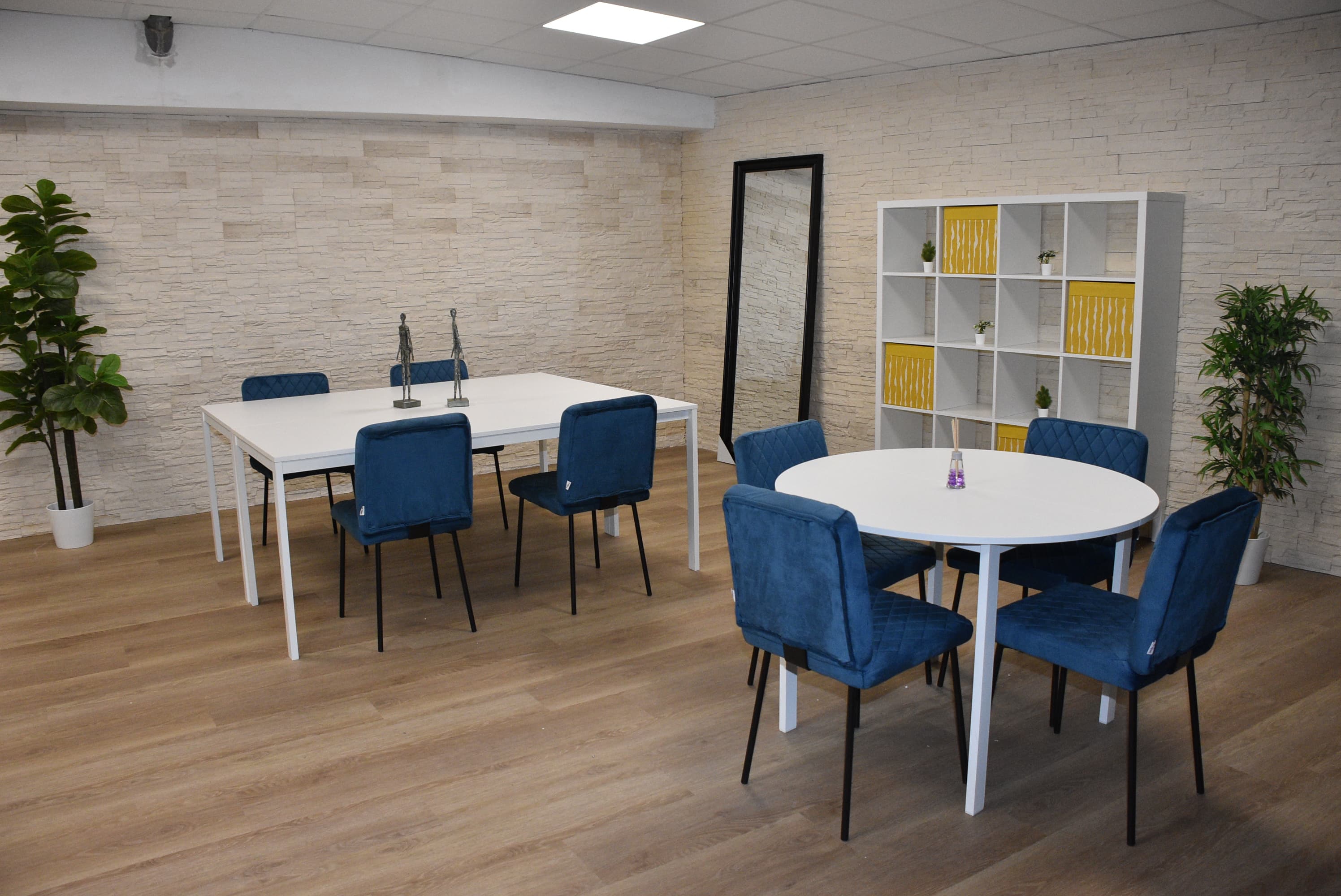 Salle modulable en configuration ronde — réunions et ateliers