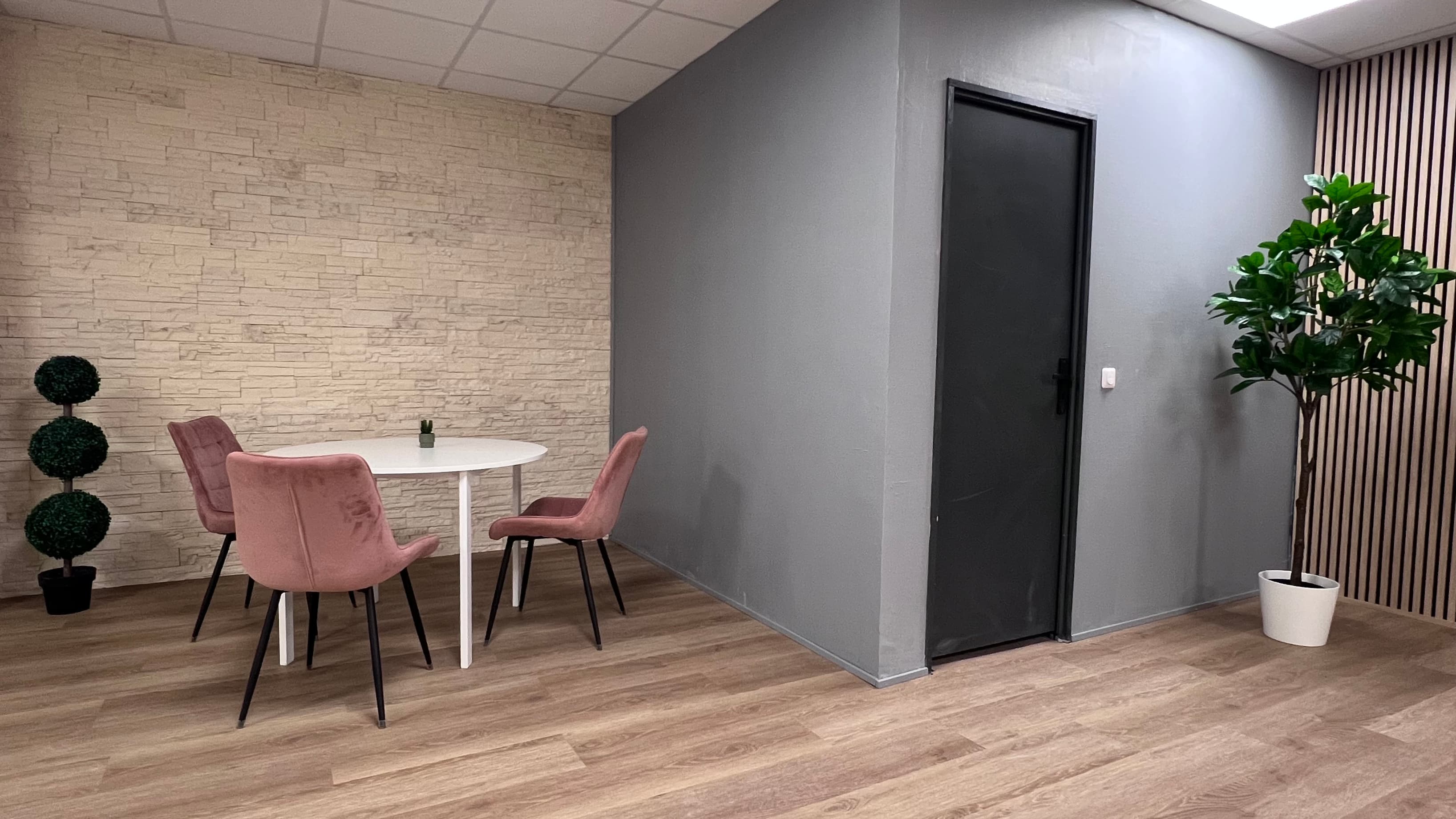 Salle de réunion intimiste — bureau privatif Antibes Salle de réunion intimiste — bureau privatif Antibes