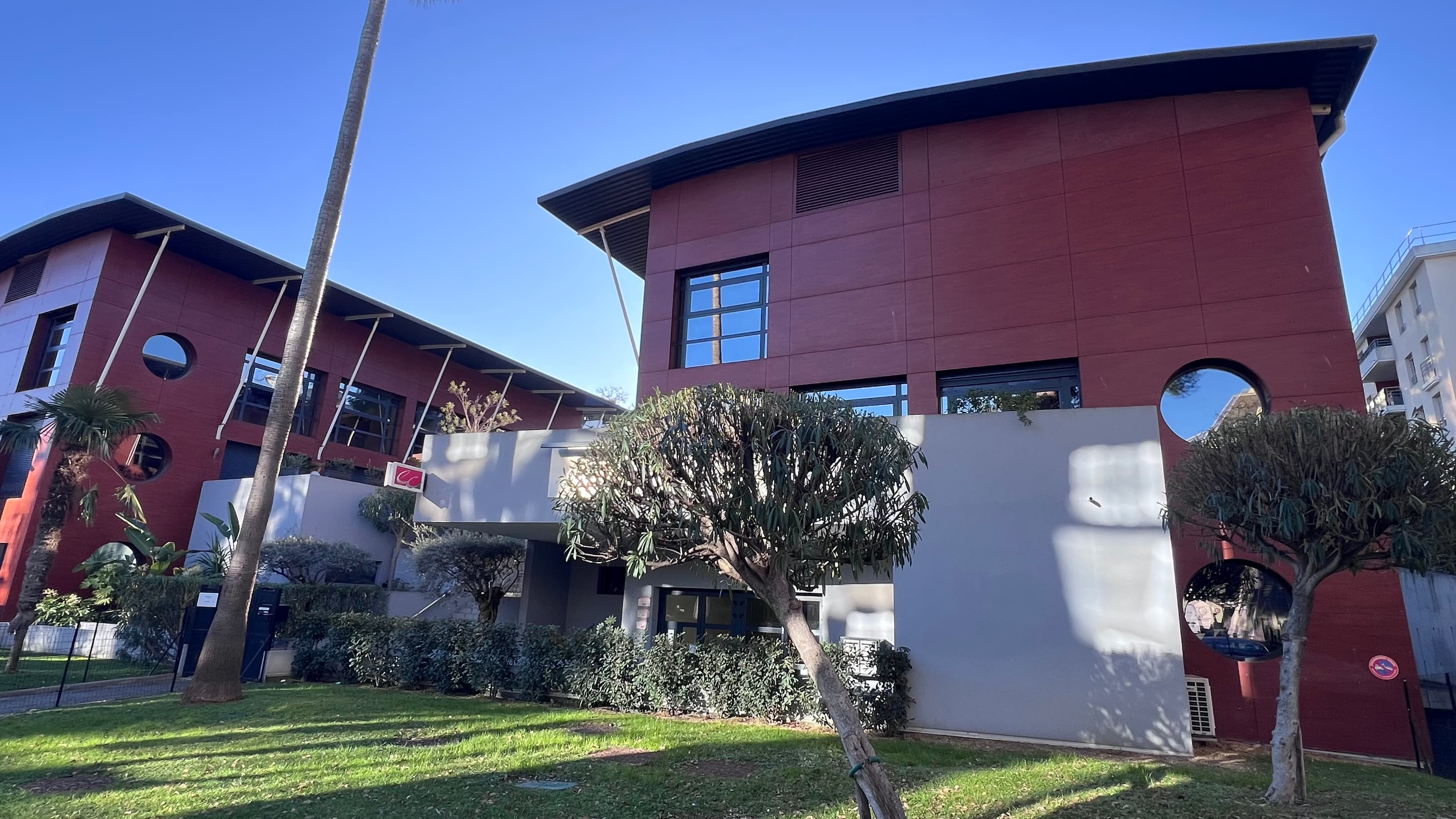 Les Espaces Luminis — 670 1ère Avenue Antibes, 3 min sortie A8 Les Espaces Luminis — 670 1ère Avenue Antibes, 3 min sortie A8