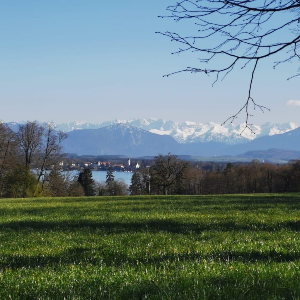 Bernrieder Park mit Bergpanorama