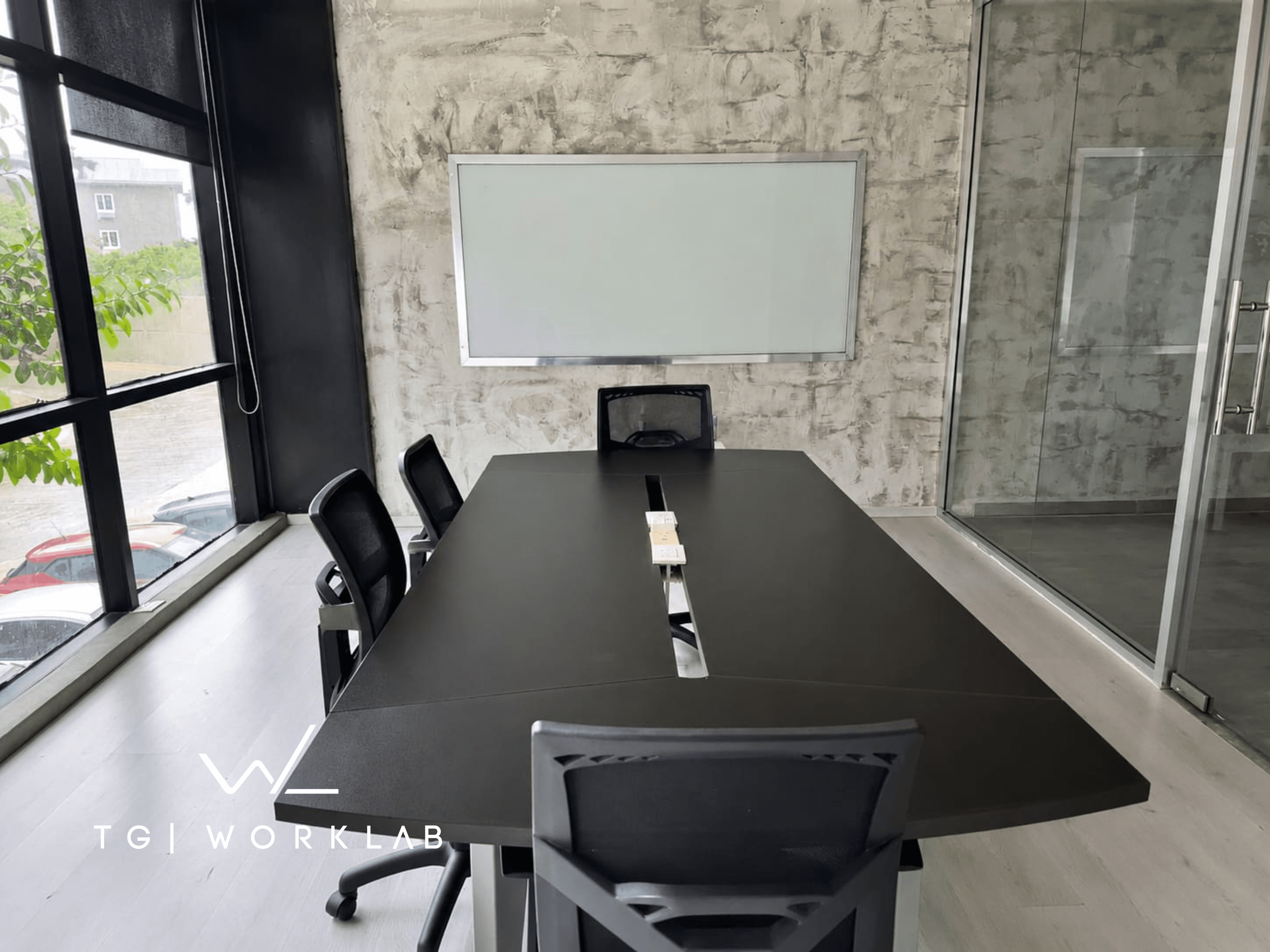 Sala de juntas con pizarrón, proyecto, A/A, wifi