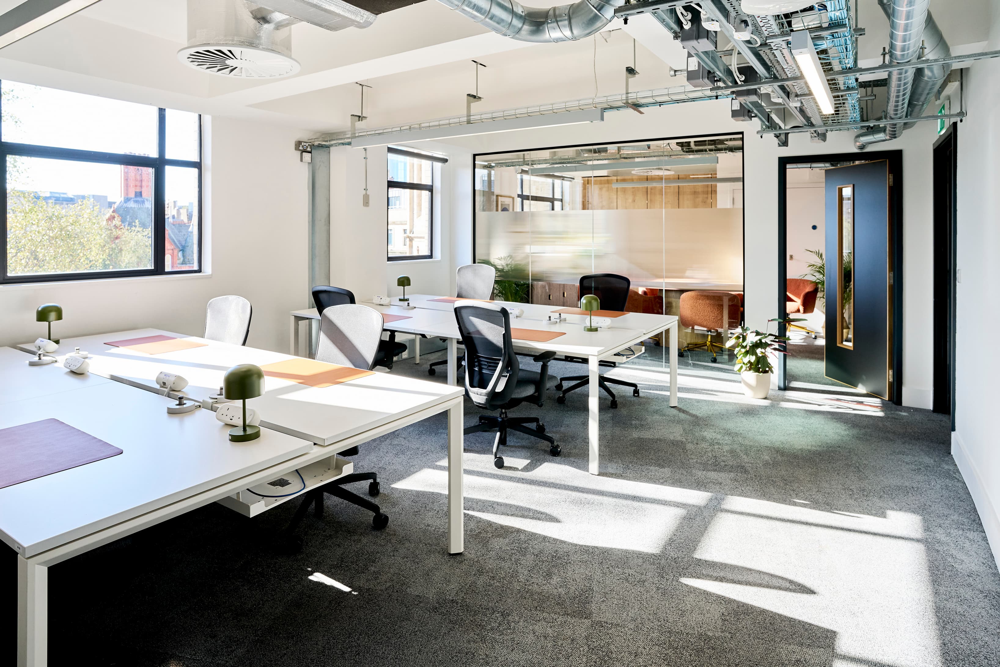 10 Workstations and a Private Meeting Room 