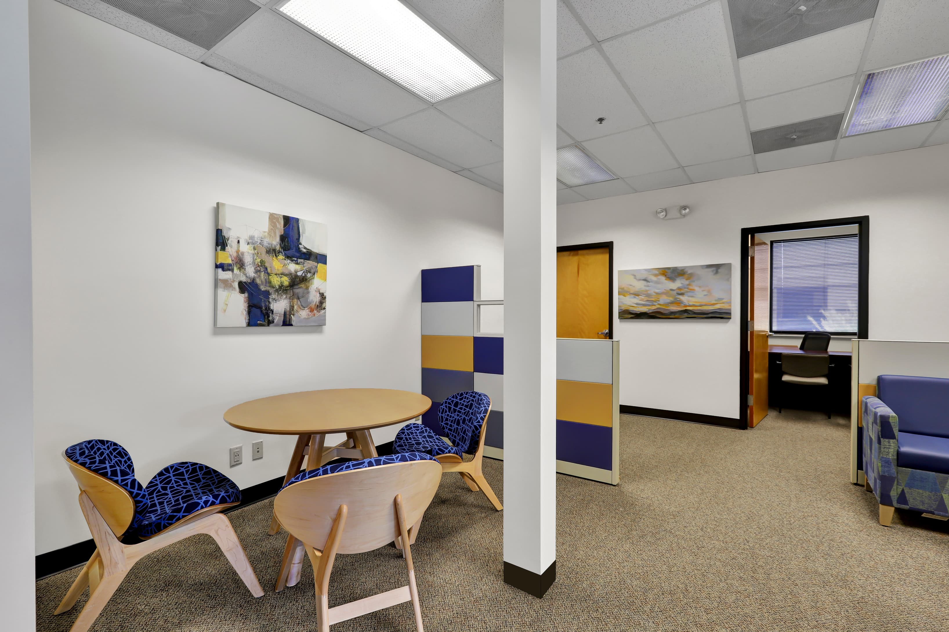 Hot desk/ Lounge Area