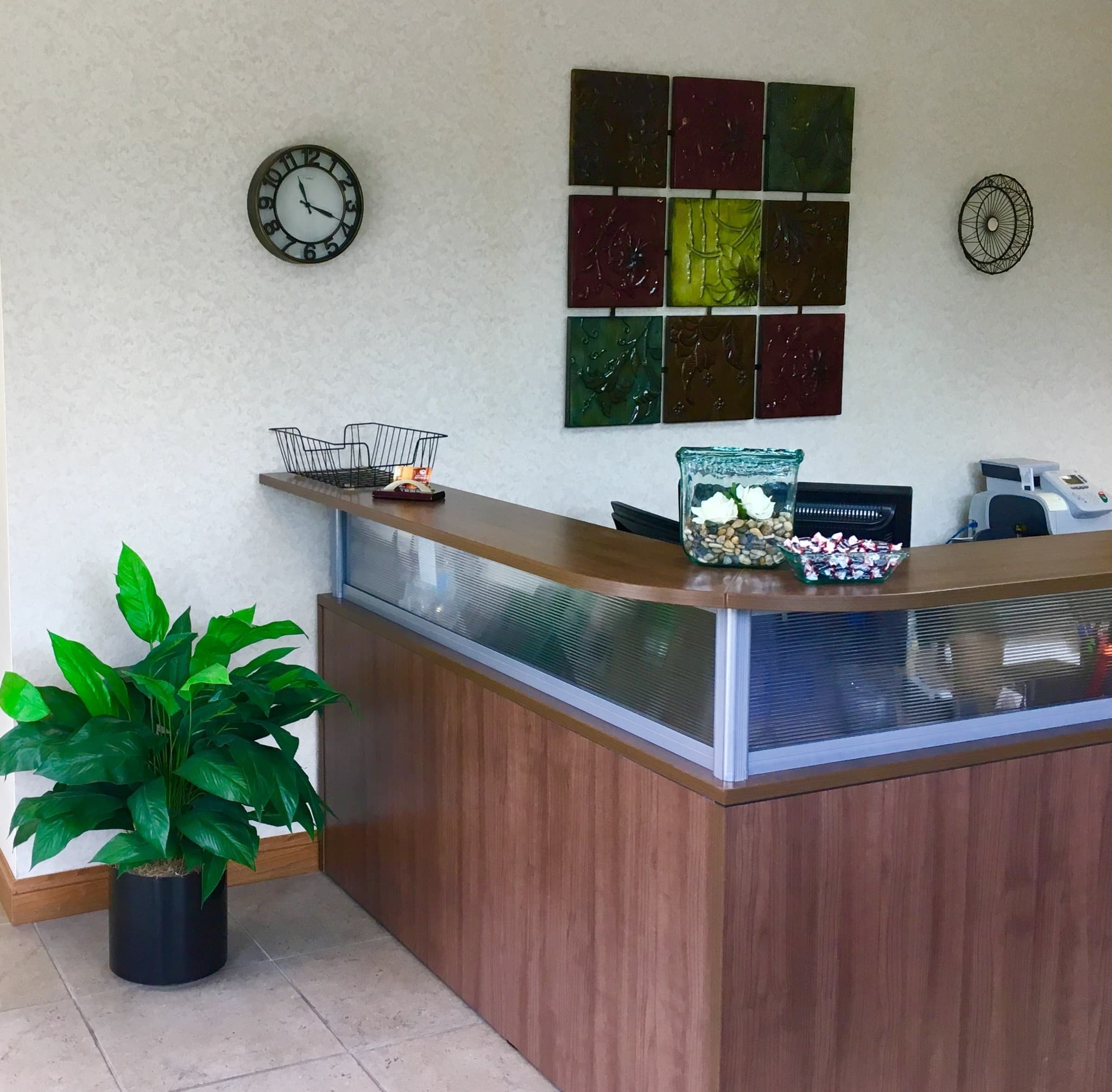 Receptionist on staff 8-5 Mon - Free Receptionist on staff 8-5 Mon - Free