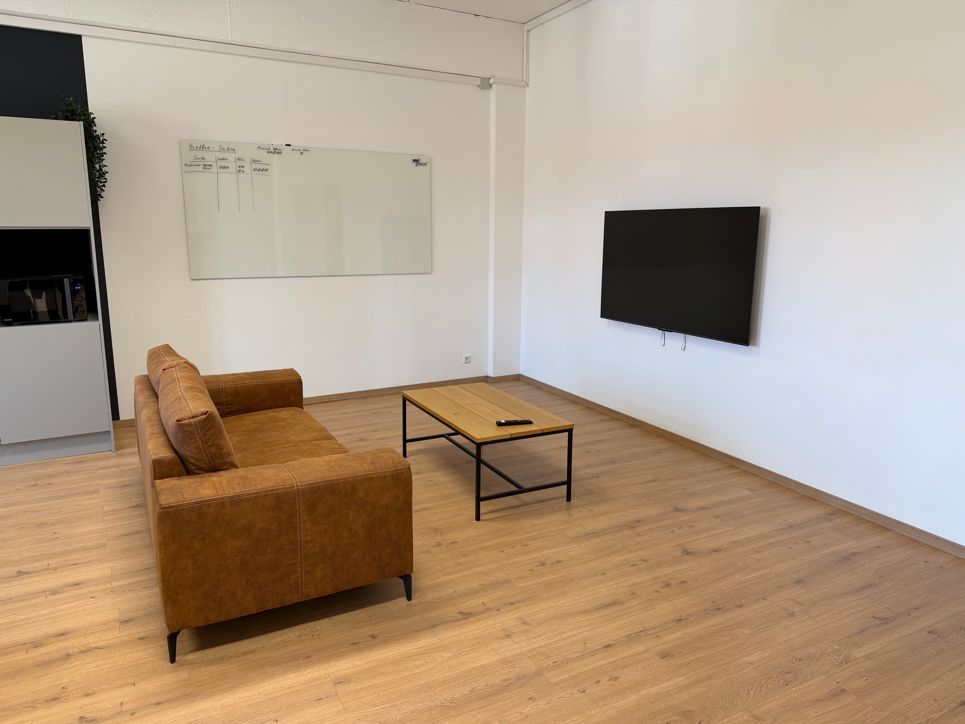 Loungeecke mit Whiteboard & TV
