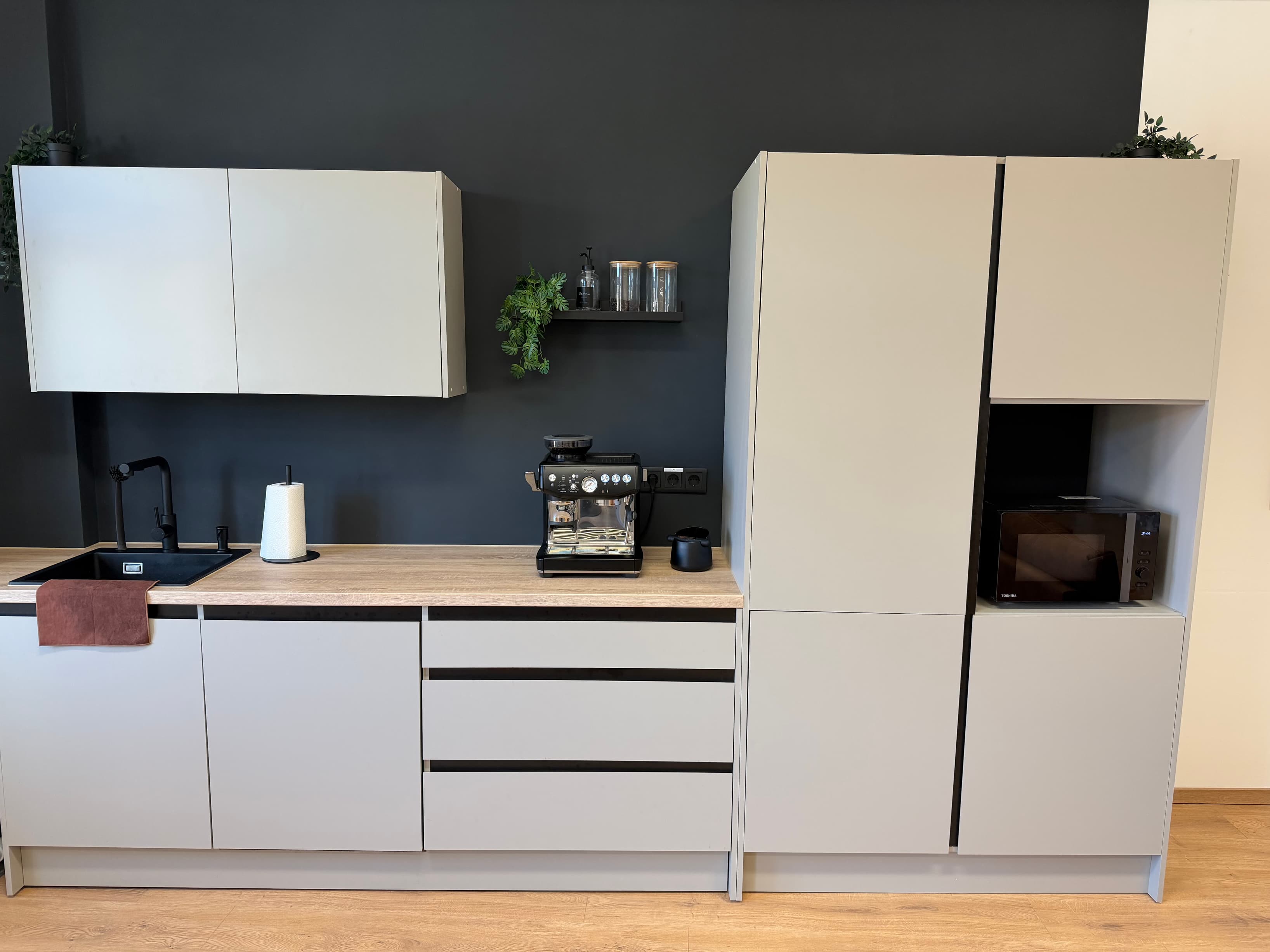 Küche mit Siebträgermaschine & Mikrowelle
