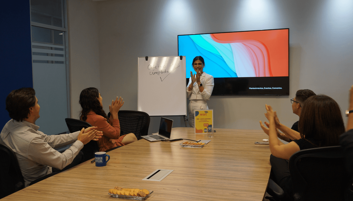 Proyecta una imagen profesional a tus clientes con nuestras Salas de Junta, equipadas para reuniones exitosas y productivas.