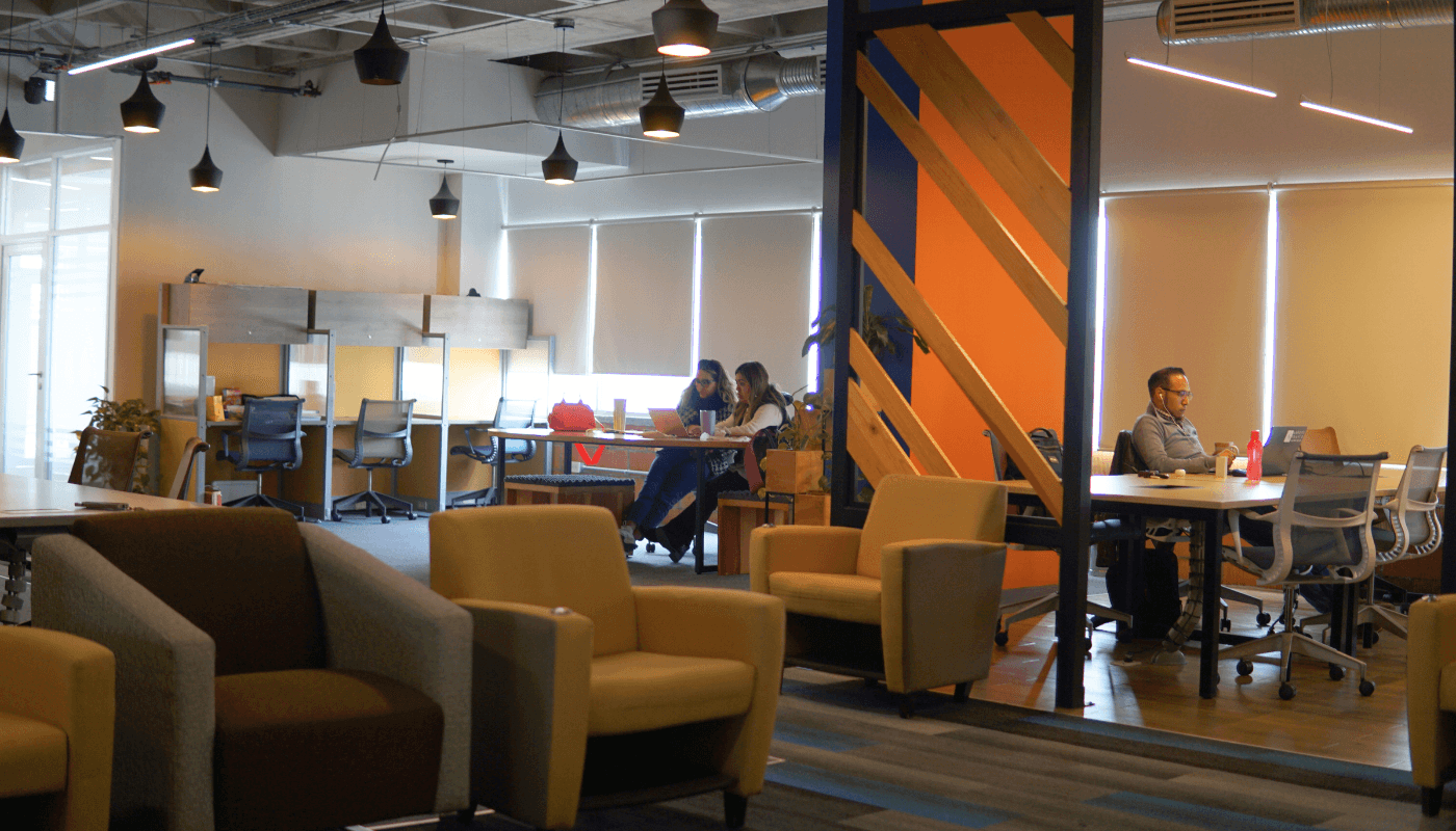 Disfruta de un espacio de trabajo cómodo y profesional diseñado para elevar tu productividad. 