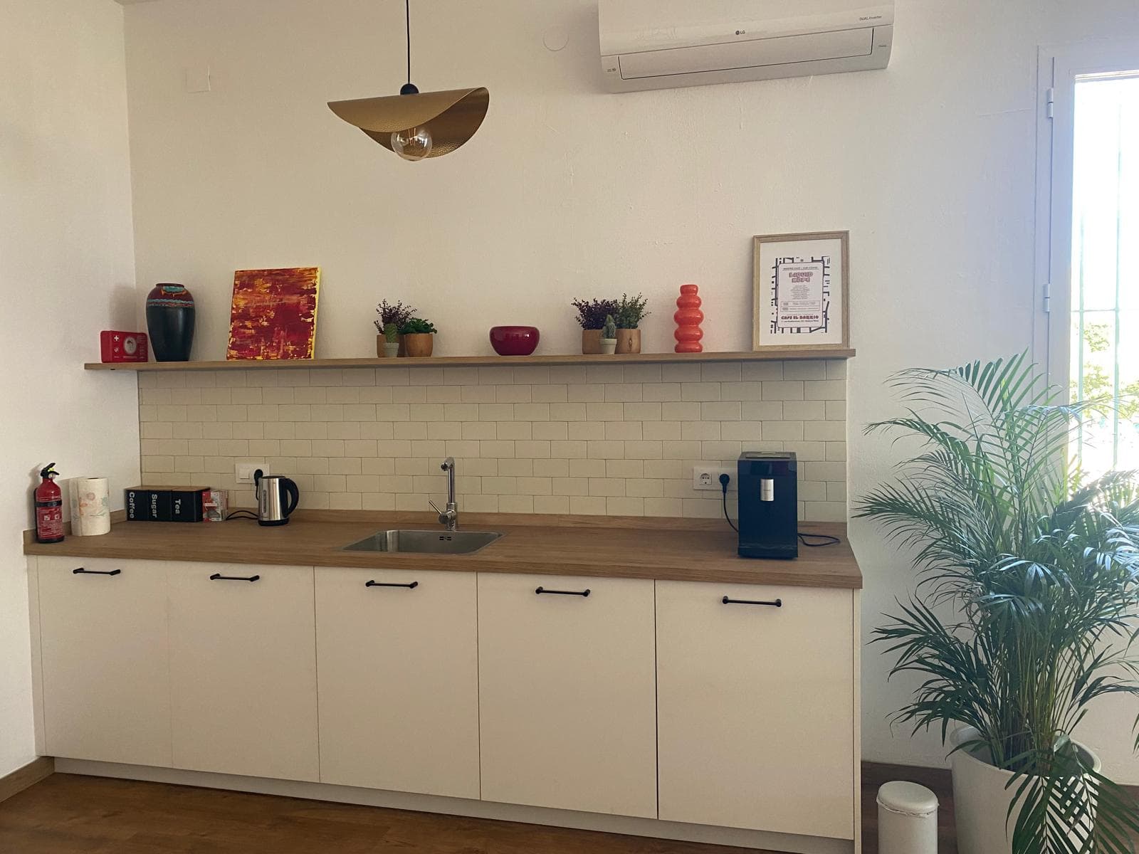 At DeskSpace Mojacar there is a "one-touch" bean-to-cup coffee machine.  Milk in the fridge and a dishwasher - easy clean up.