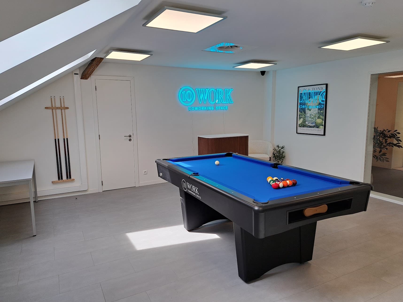 Pool table/small meeting room 2/2 Pool table/small meeting room 2/2