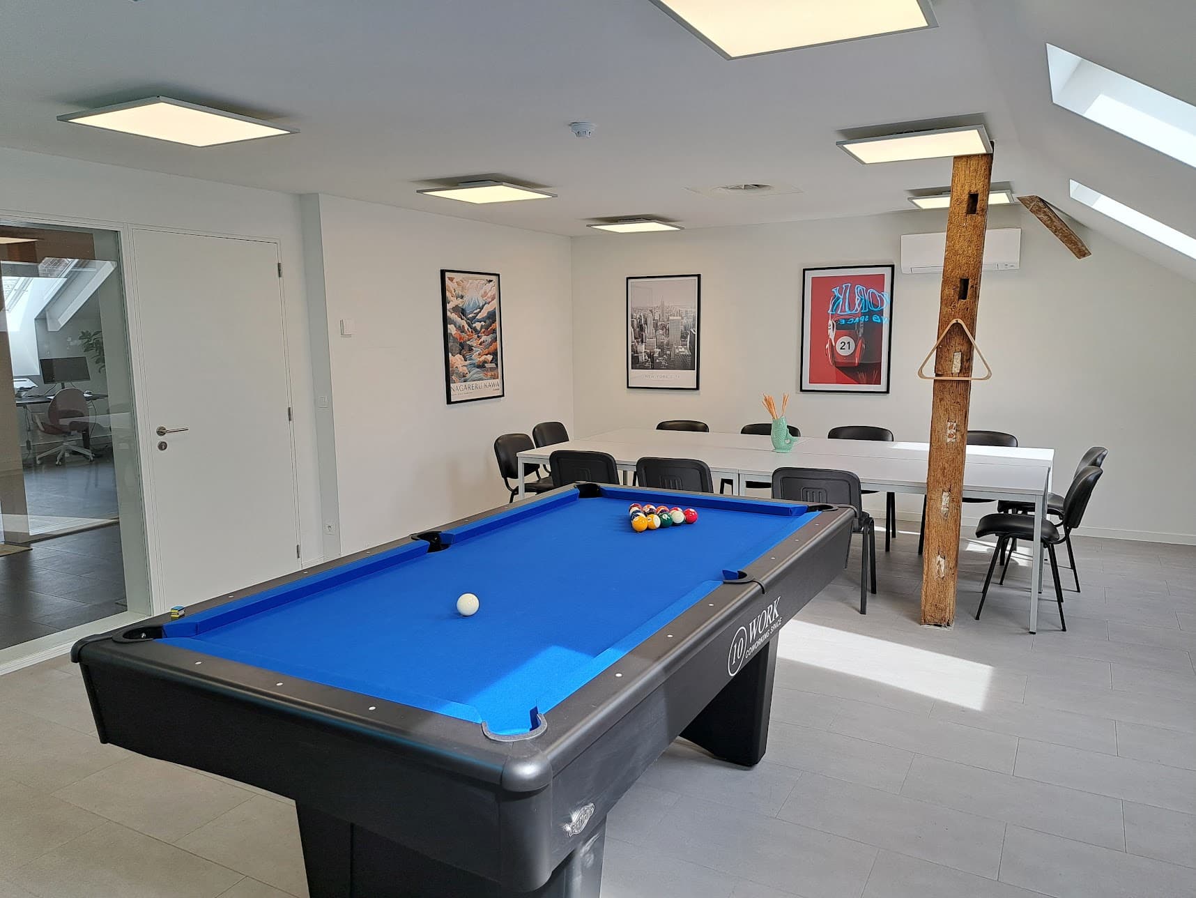 Pool table/small meeting room 1/2 Pool table/small meeting room 1/2